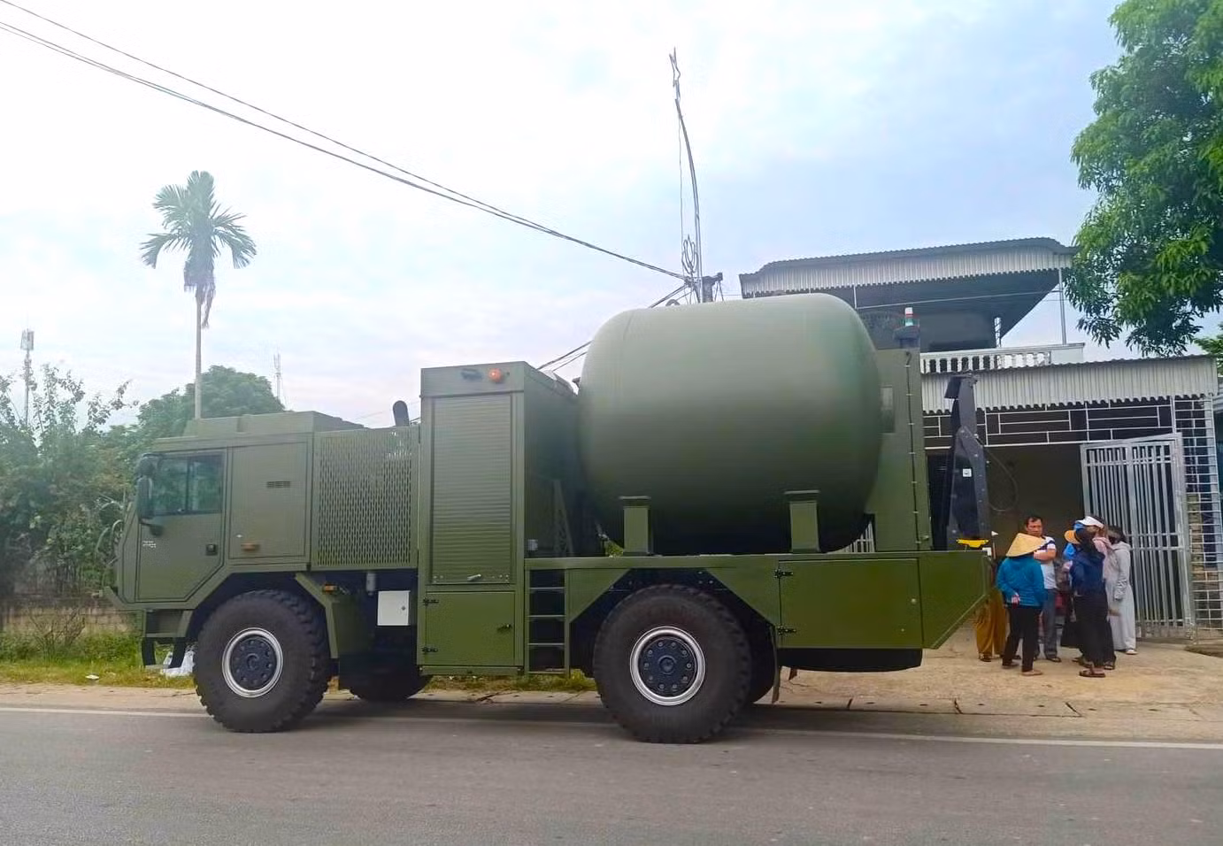Ông Quán Vi Giang - Phó Chủ tịch UBND huyện Quỳ Hợp (Nghệ An) cho biết, hiện trường vụ nổ xảy ra có vật liệu nổ. Tuy nhiên, chủng loại vật liệu nổ đang được cơ quan chức năng điều tra làm rõ. Từ sáng 29/8, lực lượng công binh tỉnh Nghệ An đã huy động nhiều cán bộ chiến sĩ, phương tiện hiện đại đến hiện trường để ra vật liệu nổ.