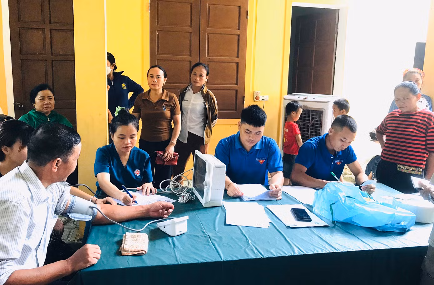 Tại đây, các đoàn viên thanh niên đã phối hợp với các bác sĩ tổ chức ghi thông tin, đo huyết áp, phát thuốc cho các đối tượng chính sách, người dân nghèo.