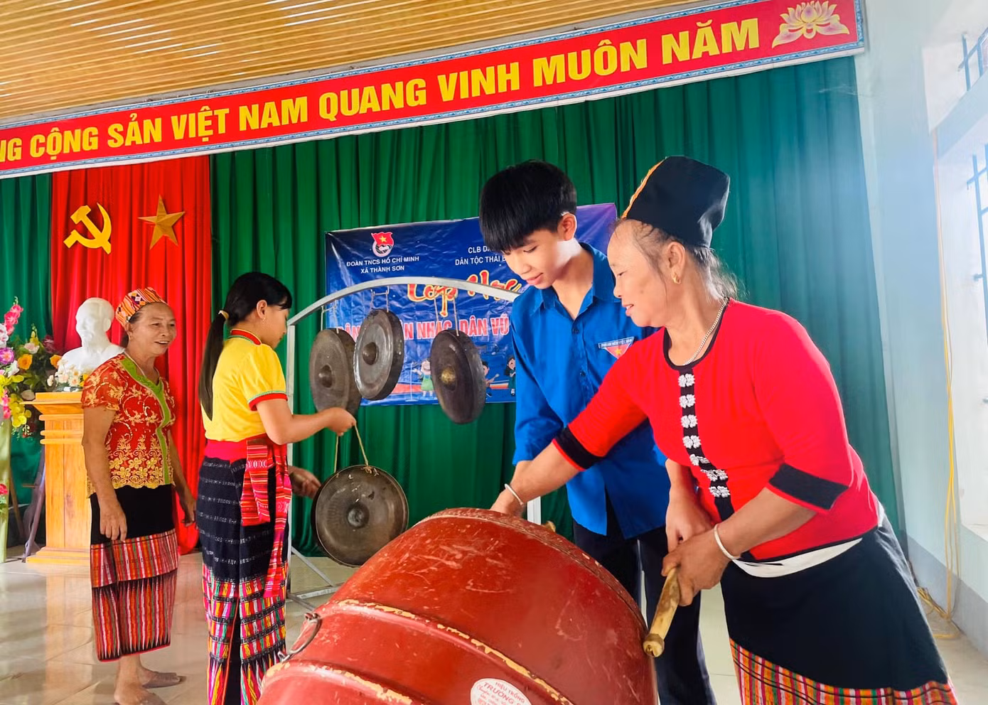 Được học cách đánh trống, đánh cồng chiêng.