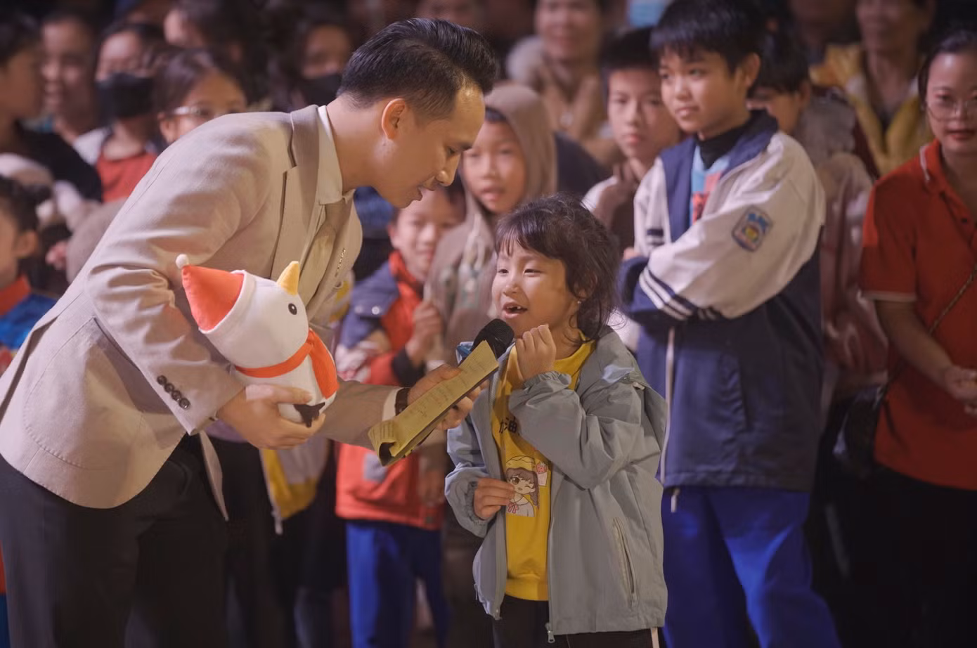 Các em thiếu nhi được giao lưu cùng ông già Noel và tham gia các trò chơi, câu đố để nhận những phần quà hấp dẫn.