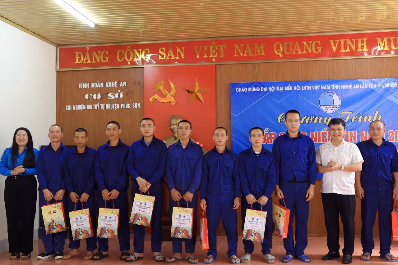 Trao tặng 10 suất quà cho 10 học viên có thành tích tốt trong quá trình rèn luyện tại cơ sở. Trao tặng 10 suất quà cho 10 học viên có thành tích tốt trong quá trình rèn luyện tại cơ sở.