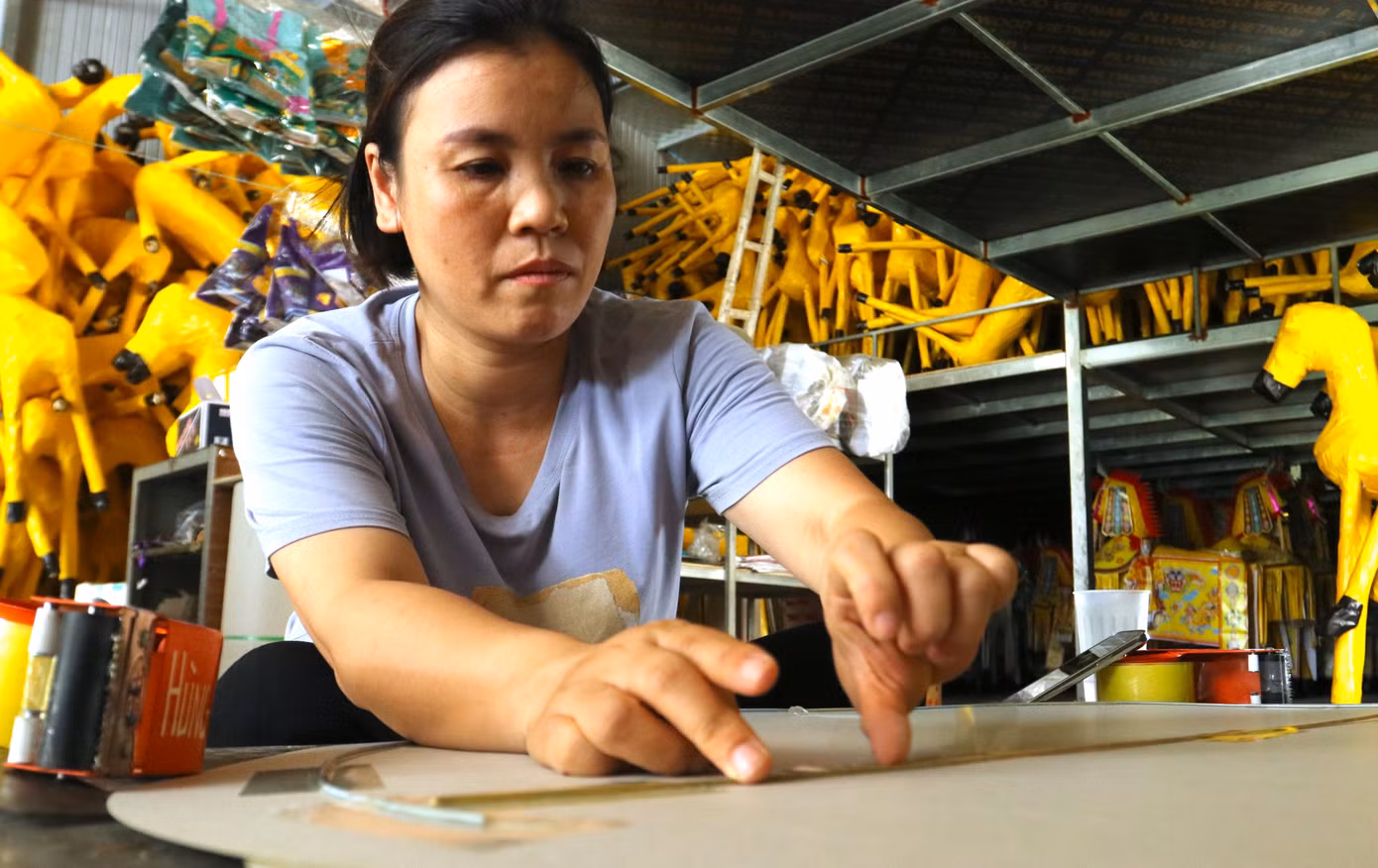 Chị Trương Thị Hiền (43 tuổi, trú xã Hưng Thịnh) cho biết chị đã có kinh nghiệm 3 năm làm vàng mã và các công đoạn để ra một con ngựa giấy hoàn chỉnh. Công việc nhẹ nhàng nhưng yêu cầu tập trung cao và sự khéo léo. Những ngày này, chị Hiền tất bật làm việc cả ngày để khi có khách mua sẽ giao hàng cho khách hoặc bán cho du khách về đền làm lễ.