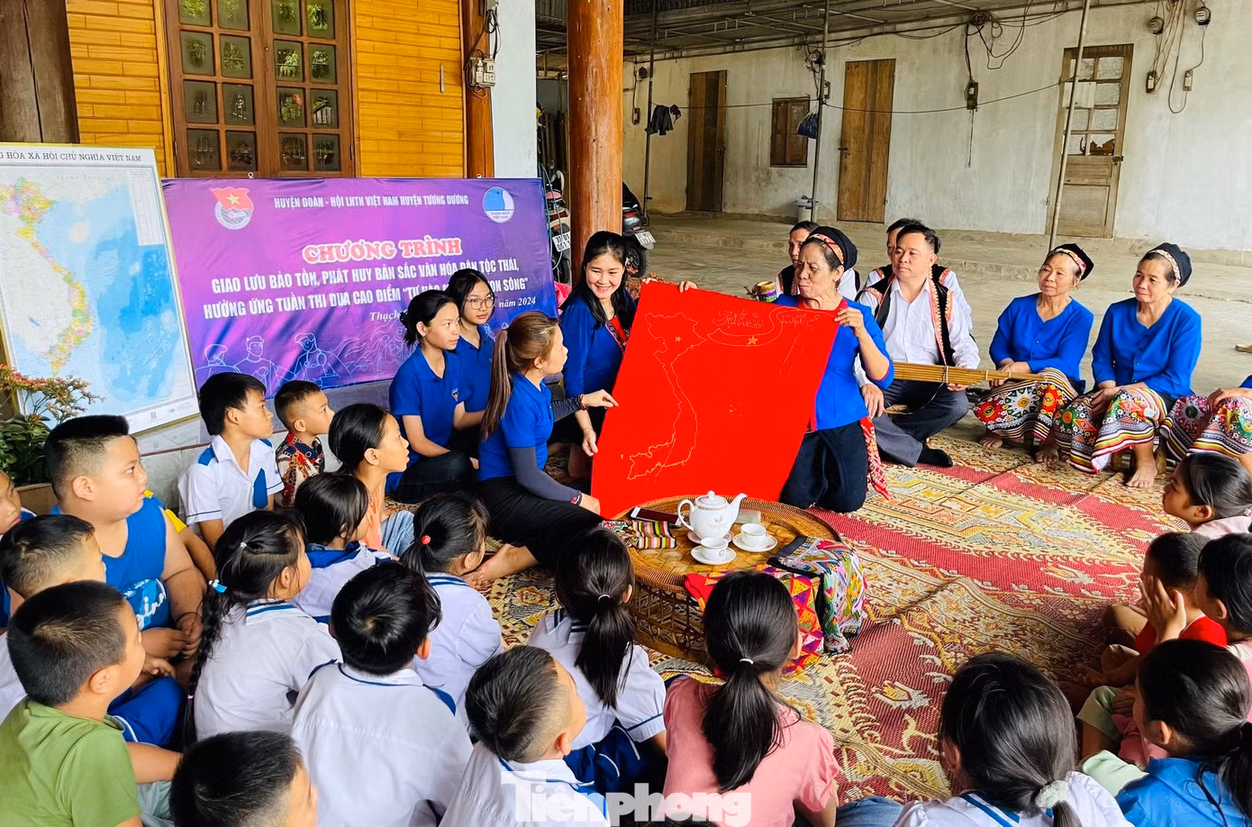 Theo đó, hưởng ứng Cuộc vận động “Tự hào một dải non sông” và bám sát chương trình hành động số 68 của Tỉnh ủy Nghệ An về thực hiện Nghị quyết 39 của Bộ Chính trị, thiết thực các hoạt động chào mừng Đại hội Hội LHTN Việt Nam các cấp tiến tới Đại hội Đại biểu Hội LHTN Việt Nam tỉnh Nghệ An nhiệm kỳ 2024-2029, Ban Thường vụ Huyện Đoàn Tương Dương đã tổ chức chương trình “Giao lưu bảo tồn, phát huy bản sắc văn hóa dân tộc Thái”.