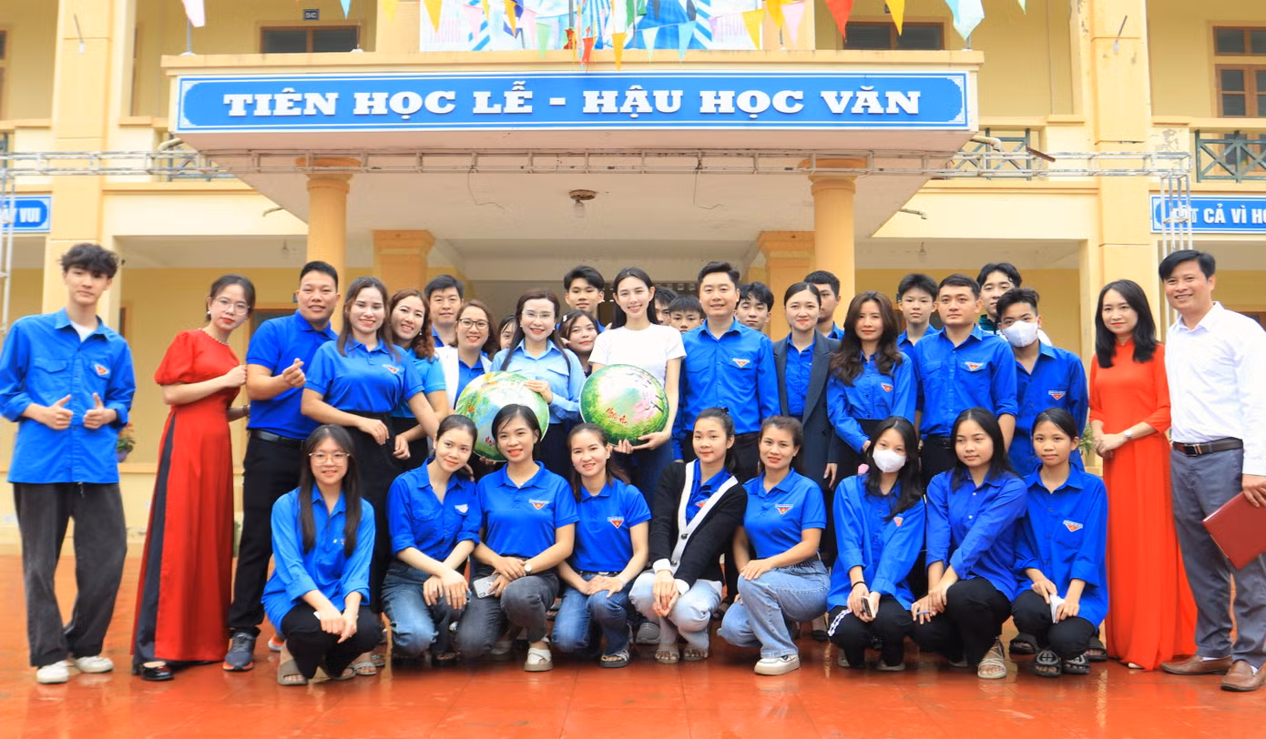 Đoàn công tác chụp hình lưu niệm với các em học sinh và các bạn đoàn viên thanh niên. Đoàn công tác chụp hình lưu niệm với các em học sinh và các bạn đoàn viên thanh niên.