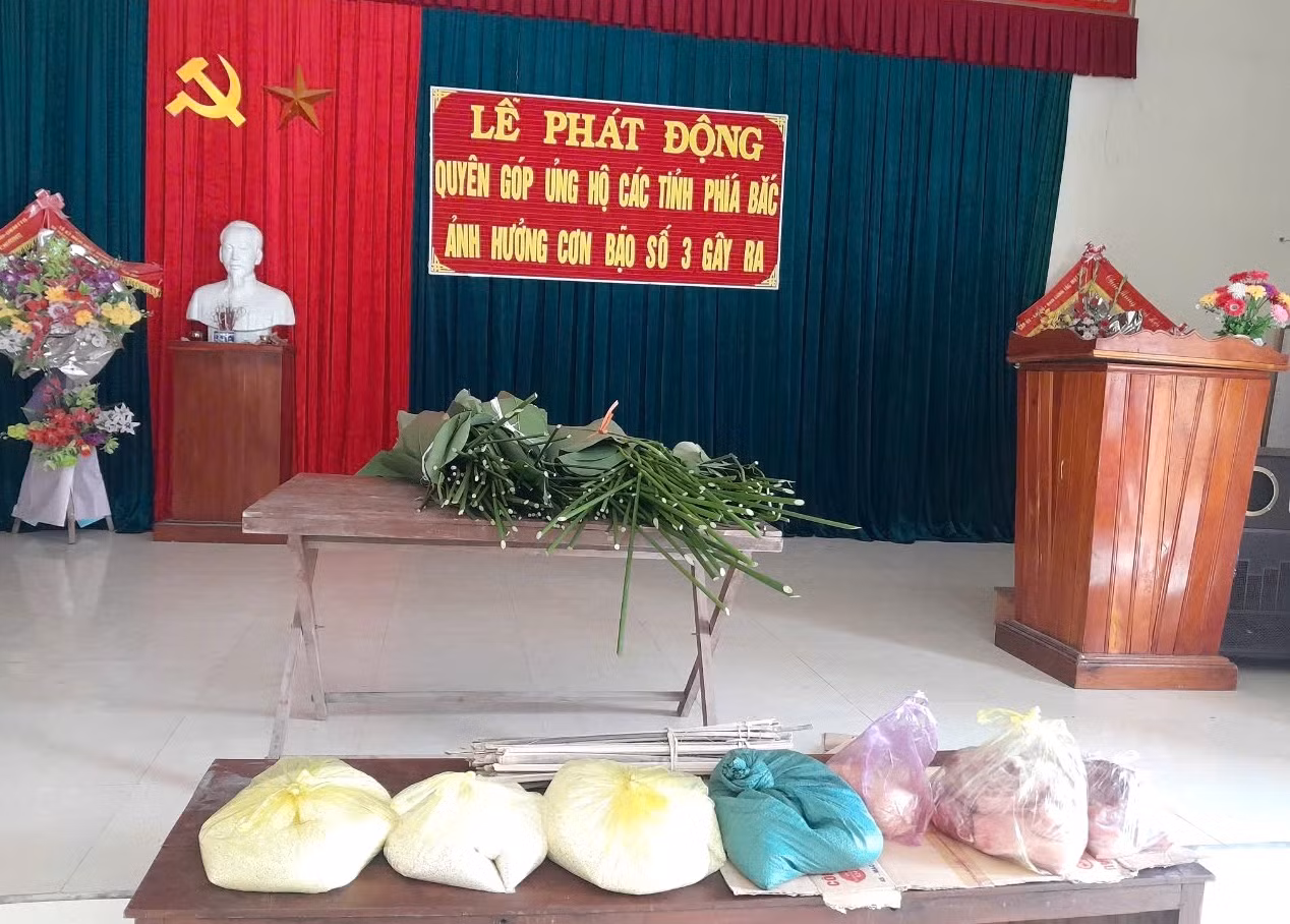 Sau lời kêu gọi phát động, người dân ở các thôn của xã Võ Liệt (Thanh Chương) lập tức mang theo nếp, lá dong, thịt mang đến ủng hộ để gói bánh chưng.