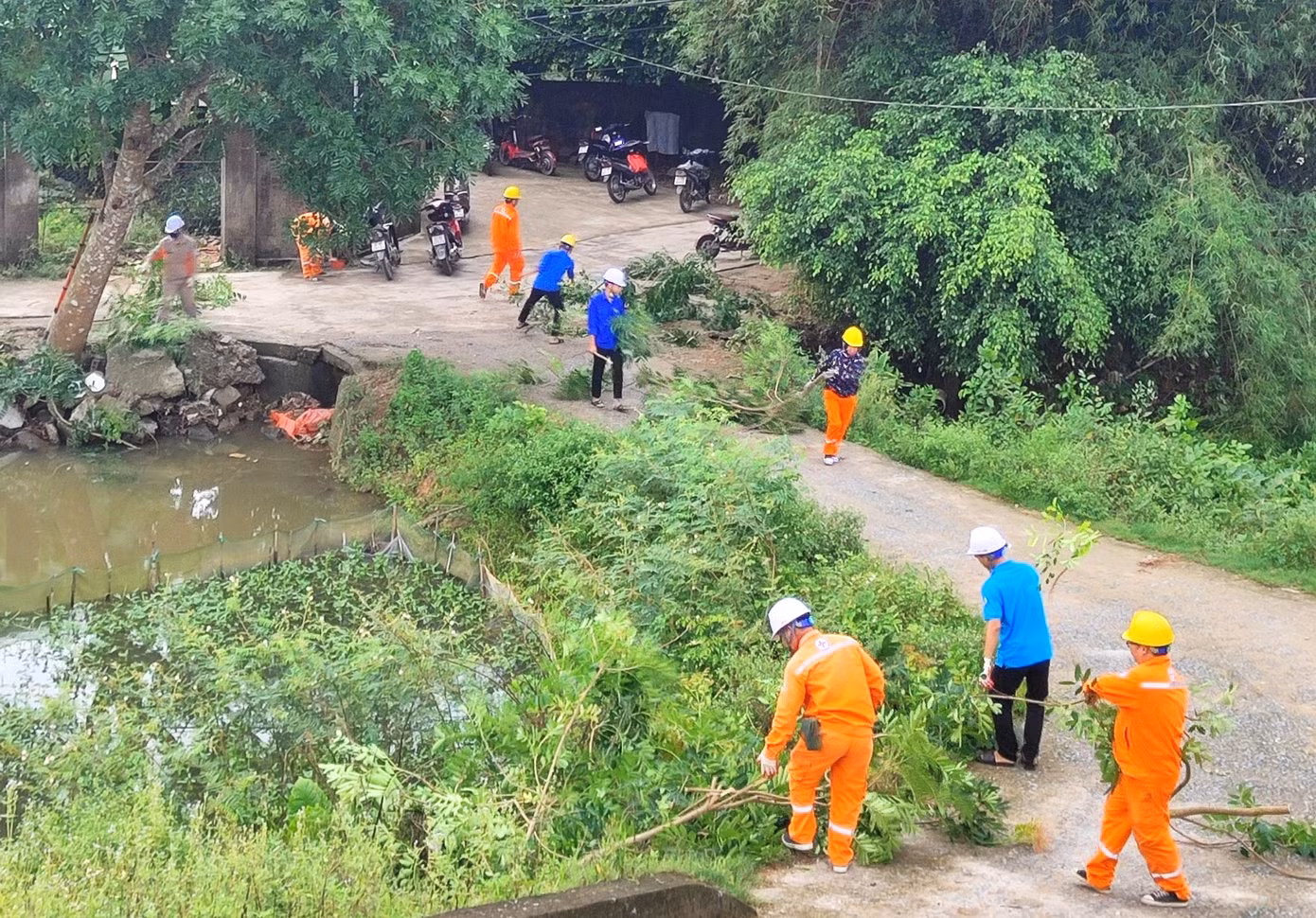 Vào mỗi dịp Hè, nhu cầu sử dụng điện của người dân ngày càng tăng cao thì an toàn trong sử dụng điện lại được đặt ra cấp thiết. Để chủ động trong công tác duy trì điện liên tục, ổn định, phòng ngừa sự cố, tránh các nguy cơ cháy nổ và tai nạn điện trong dân, các cấp bộ Đoàn trên toàn tỉnh Nghệ An đã phối hợp với Điện lực Nghệ An đồng loạt ra quân phát quang hành lang an toàn lưới điện. Vào mỗi dịp Hè, nhu cầu sử dụng điện của người dân ngày càng tăng cao thì an toàn trong sử dụng điện lại được đặt ra cấp thiết. Để chủ động trong công tác duy trì điện liên tục, ổn định, phòng ngừa sự cố, tránh các nguy cơ cháy nổ và tai nạn điện trong dân, các cấp bộ Đoàn trên toàn tỉnh Nghệ An đã phối hợp với Điện lực Nghệ An đồng loạt ra quân phát quang hành lang an toàn lưới điện.
