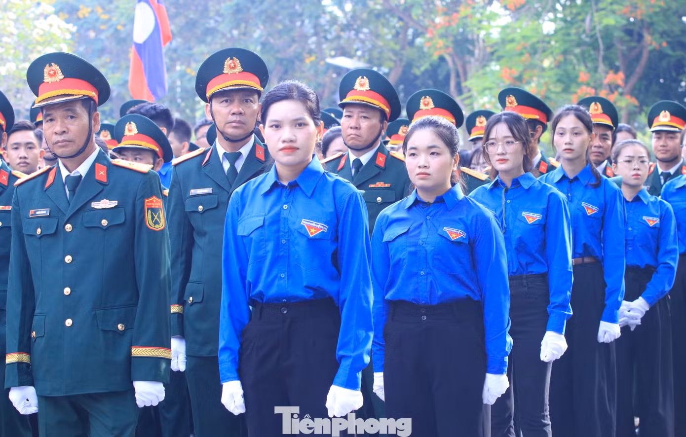 Đội tiêu binh, các cán bộ chiến sĩ và đoàn viên thanh niên tình nguyện đã có mặt từ sớm để sẵn sàng thực hiện các nghi thức của buổi lễ.