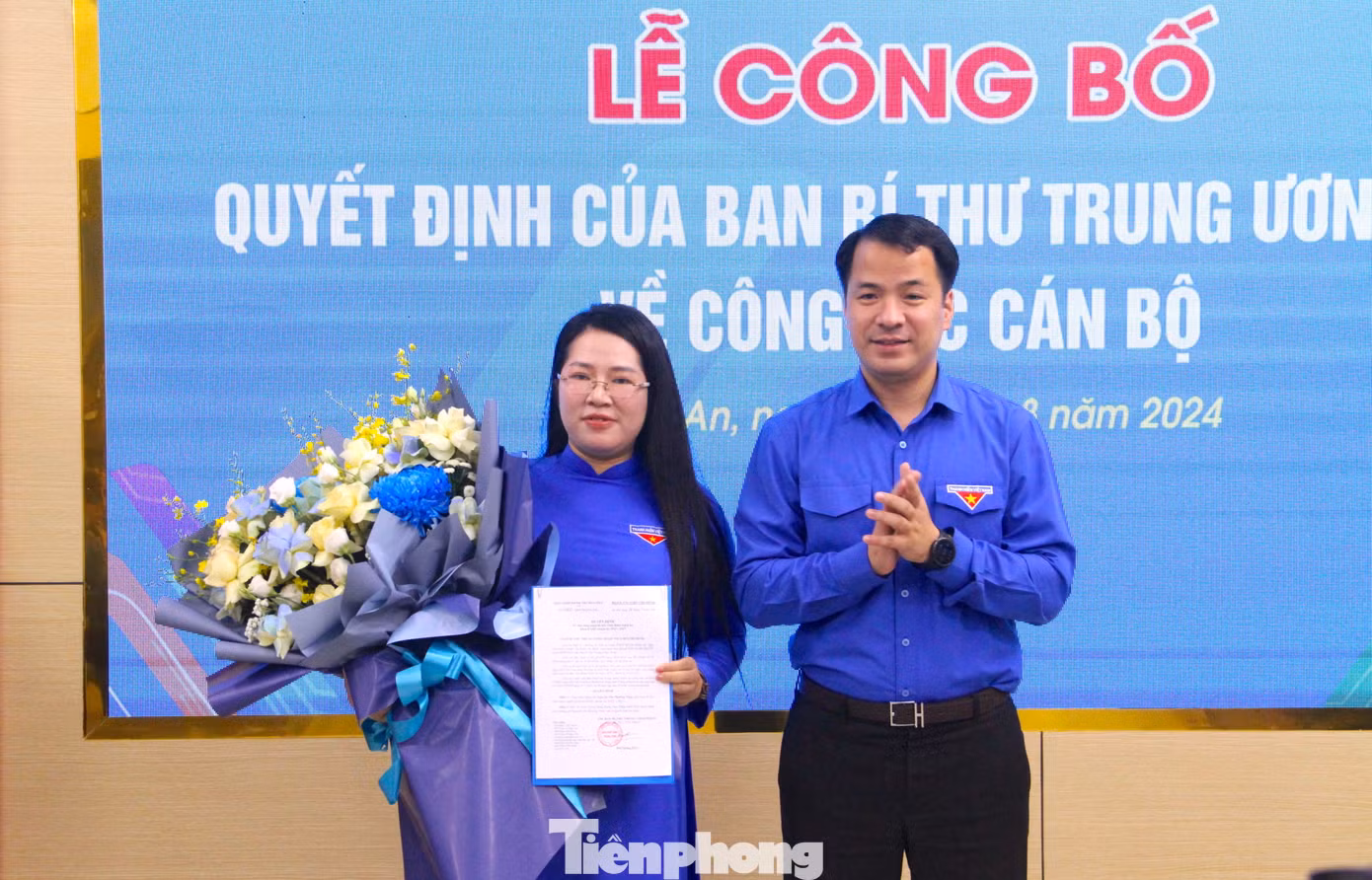 Anh Ngô Văn Cương - Bí thư T.Ư Đoàn trao quyết định của Ban Bí thư T.Ư Đoàn và tặng hoa chúc mừng tân Bí thư Tỉnh Đoàn Nghệ An. Anh Ngô Văn Cương - Bí thư T.Ư Đoàn trao quyết định của Ban Bí thư T.Ư Đoàn và tặng hoa chúc mừng tân Bí thư Tỉnh Đoàn Nghệ An.