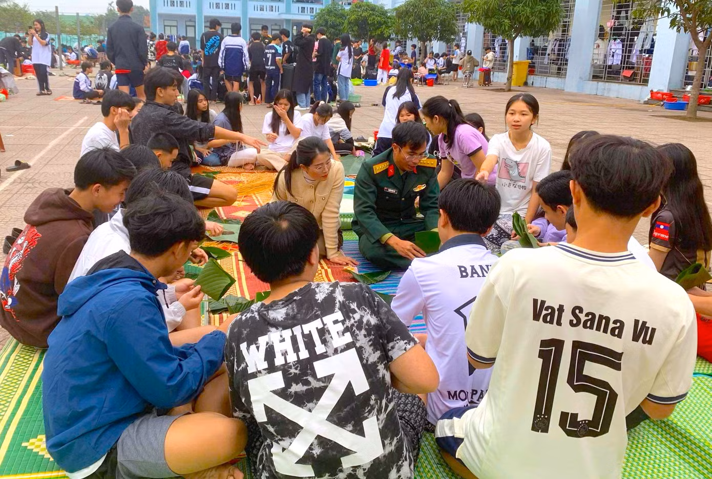 Khoảng sân giữa dãy nhà ký túc xá của trường đã trở thành địa điểm gói bánh chưng khổng lồ với sự tham gia của hơn 700 học sinh Việt Nam và du học sinh Lào đang học tập tại trường. Hoạt động này được tổ chức trước khi các em bước vào kỳ nghỉ Tết.