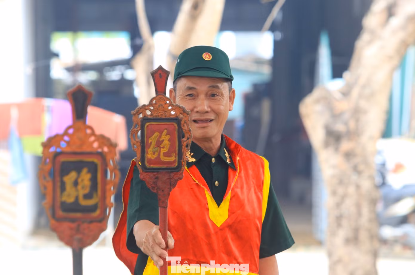 Nếu những trò chơi mang tính sức khỏe thu hút những thanh niên trẻ khỏe thì trò chơi cờ thẻ thu hút sự quan tâm của các cụ lớn tuổi với những sự tính toán cẩn thận trong trò chơi để giành chiến thắng. Lễ hội Linh Quận Công Nguyễn Trọng Đạt được tổ chức trong 4 ngày với nhiều phần lễ và phần hội hấp dẫn.