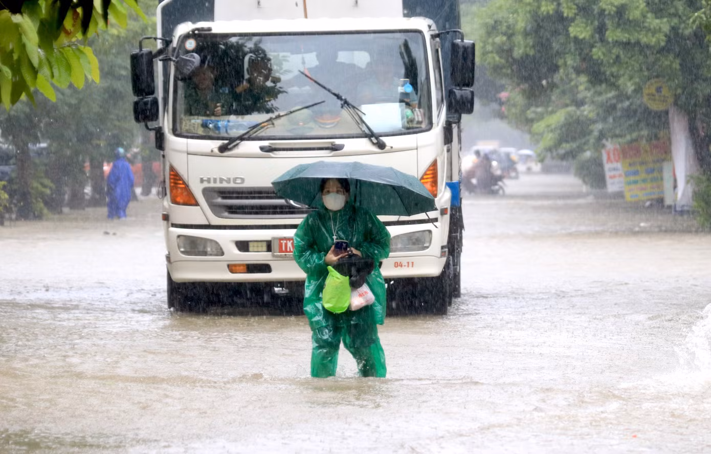 "Sáng nay tôi đi từ huyện Yên Thành (Nghệ An) vào Bệnh viện Ung Bướu thăm người thân. Khi vào đến thành phố Vinh thì đường ngập, xe ô tô chết máy không thể đi. Tôi đành phải đi bộ để đến bệnh viện. Nhà cách có 60km mà xuất phát từ 6h sáng nhưng 10h rồi chưa đến được viện", chị Hằng (trú huyện Yên Thành) chia sẻ. "Sáng nay tôi đi từ huyện Yên Thành (Nghệ An) vào Bệnh viện Ung Bướu thăm người thân. Khi vào đến thành phố Vinh thì đường ngập, xe ô tô chết máy không thể đi. Tôi đành phải đi bộ để đến bệnh viện. Nhà cách có 60km mà xuất phát từ 6h sáng nhưng 10h rồi chưa đến được viện", chị Hằng (trú huyện Yên Thành) chia sẻ.