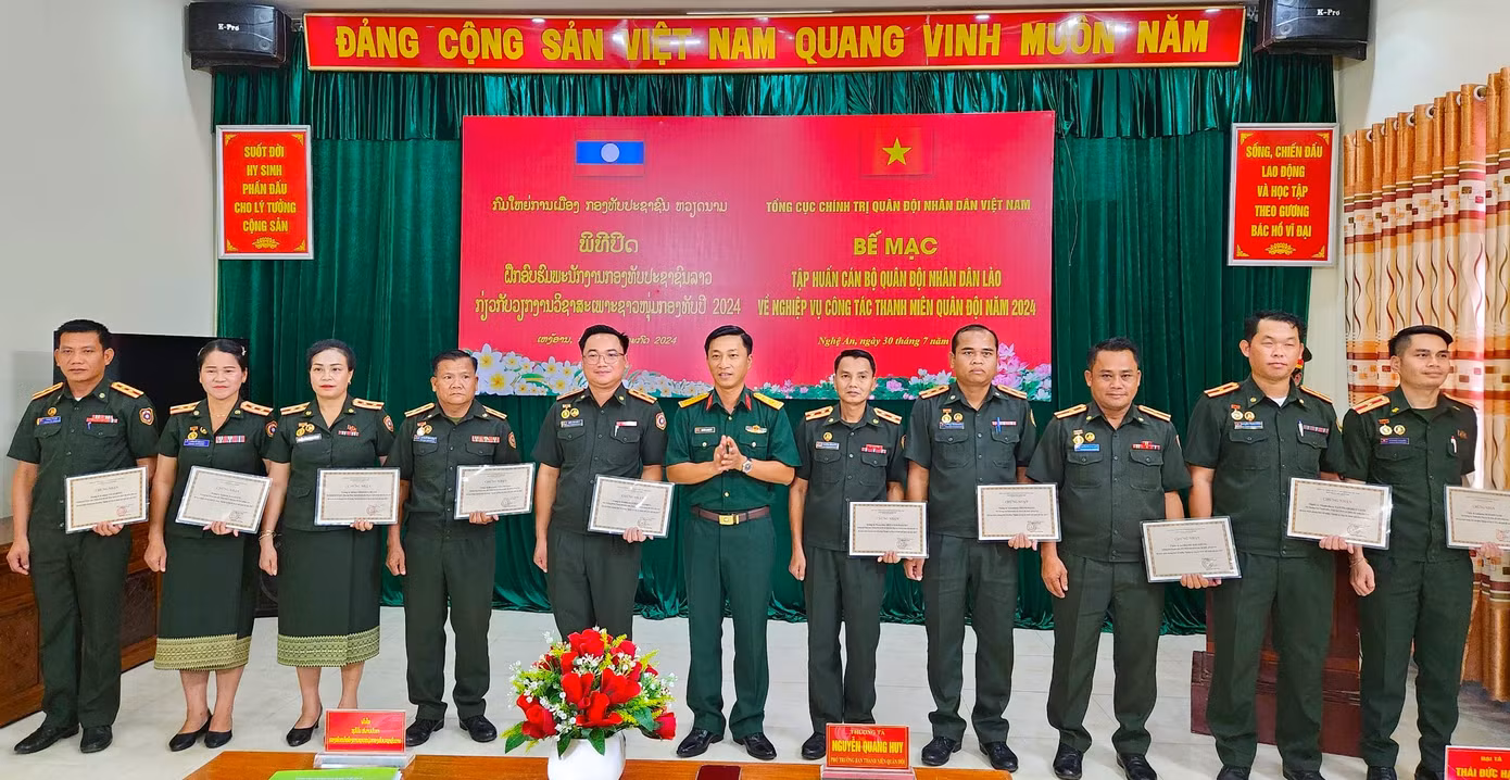 100% các học viên cán bộ QĐND Lào được cấp Giấy chứng nhận của Ban tổ chức. 100% các học viên cán bộ QĐND Lào được cấp Giấy chứng nhận của Ban tổ chức.