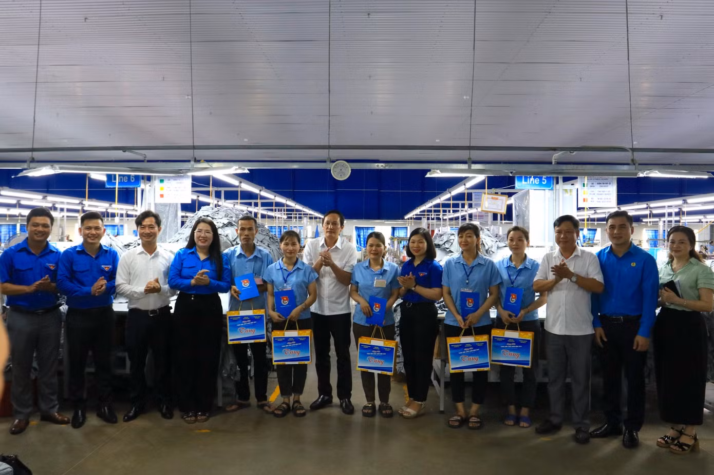 Tại phân xưởng may của công ty, Ban tổ chức đã trao tặng 5 suất quà đến 5 công nhân có hoàn cảnh khó khăn của công ty CP May Halotexco. Tại phân xưởng may của công ty, Ban tổ chức đã trao tặng 5 suất quà đến 5 công nhân có hoàn cảnh khó khăn của công ty CP May Halotexco.