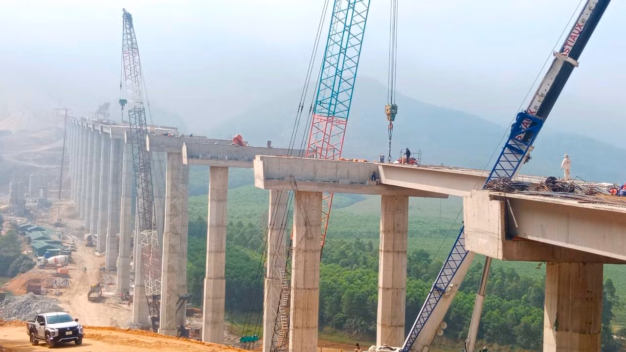 Cầu Thần Vũ 2 có chiều dài 1.287m nằm ở địa bàn xã Nghi Đồng (huyện Nghi Lộc, Nghệ An). Cây cầu được thiết kế với 32 nhịp dầm Super T. Do địa hình đồi núi cao nên cây cầu được thiết kế phần trụ cầu với chiều cao hàng chục mét. Cầu Thần Vũ 2 có chiều dài 1.287m nằm ở địa bàn xã Nghi Đồng (huyện Nghi Lộc, Nghệ An). Cây cầu được thiết kế với 32 nhịp dầm Super T. Do địa hình đồi núi cao nên cây cầu được thiết kế phần trụ cầu với chiều cao hàng chục mét.