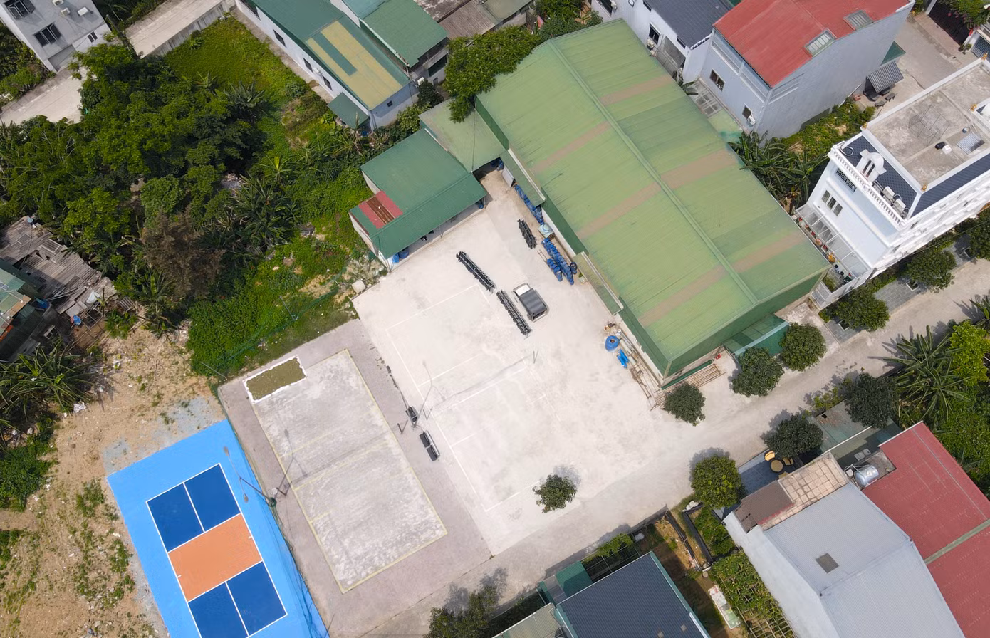 Cơ sở sản xuất giá đỗ này thuê lại nhà kho rộng hàng nghìn mét vuông ở phường Trung Đô. Người dân địa phương cho hay, thường ngày họ chỉ biết các nhân viên sản xuất giá đỗ chứ không biết việc sử dụng hóa chất. Đến khi cơ quan công an triệt phá, người dân mới giật mình lo sợ.