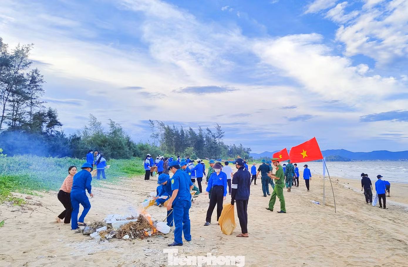Theo đó, Đoàn thanh niên xã Quỳnh Liên đã phối hợp với UBND xã, Hội Liên hiệp Phụ nữ, Công an, quân sự, Đồn Biên phòng Quỳnh Phương và đông đảo cán bộ, công chức xã Quỳnh Liên ra quân vệ sinh môi trường biển.