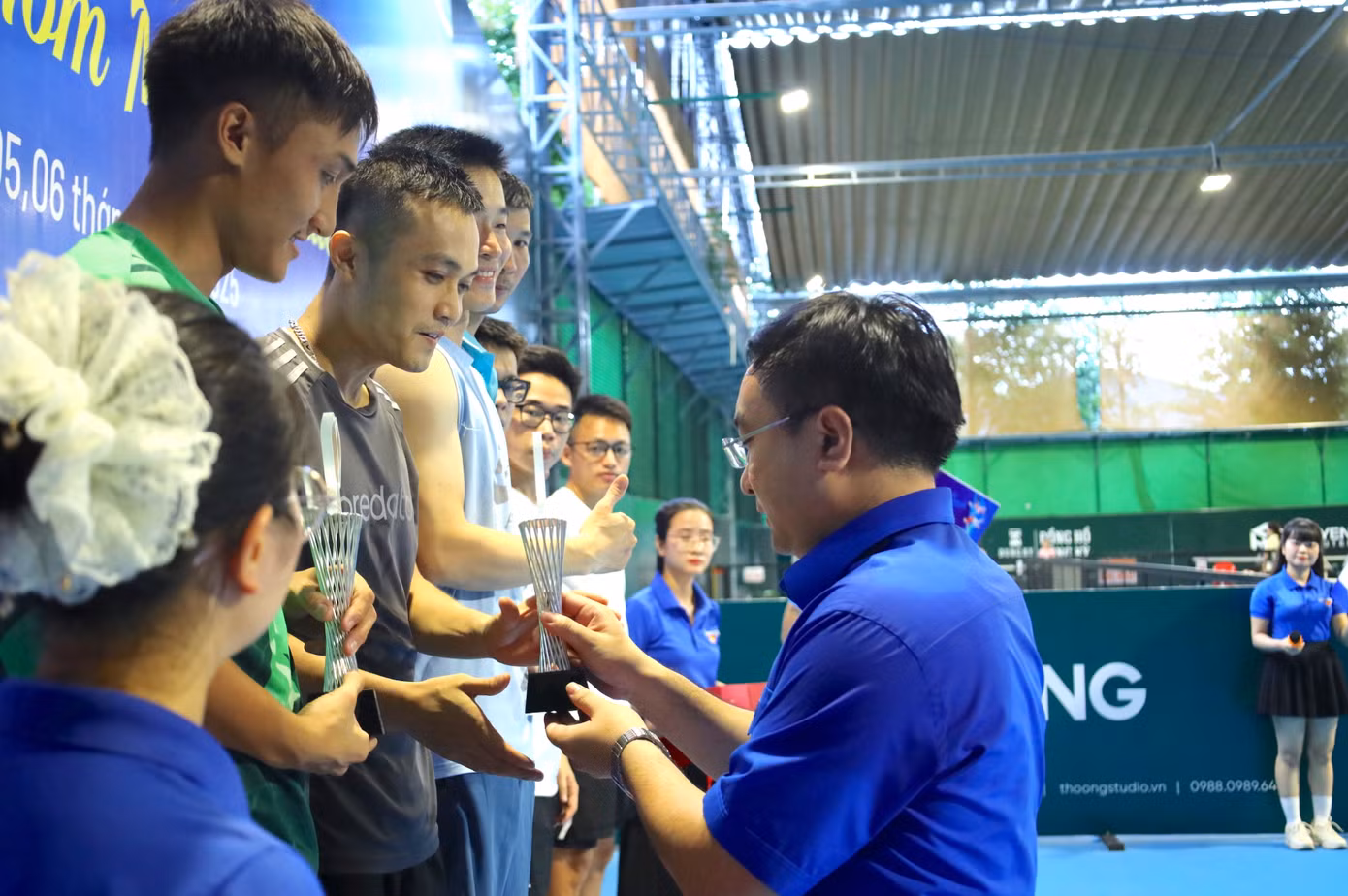 Ban tổ chức trao cup cho các cặp đôi xuất sắc đạt giải sau 2 ngày thi đấu sôi nổi.