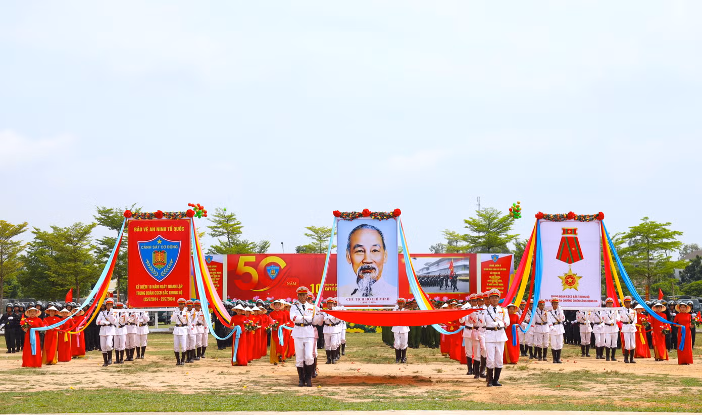 Quang cảnh buổi lễ kỷ niệm 10 năm thành lập Trung đoàn Cảnh sát Cơ động Bắc Trung Bộ.