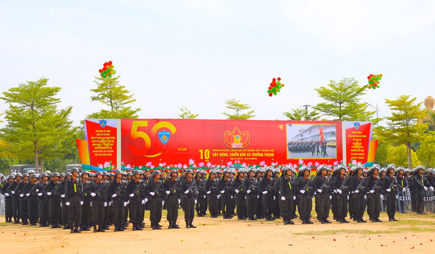 Quang cảnh buổi lễ kỷ niệm 10 năm thành lập Trung đoàn Cảnh sát Cơ động Bắc Trung Bộ.