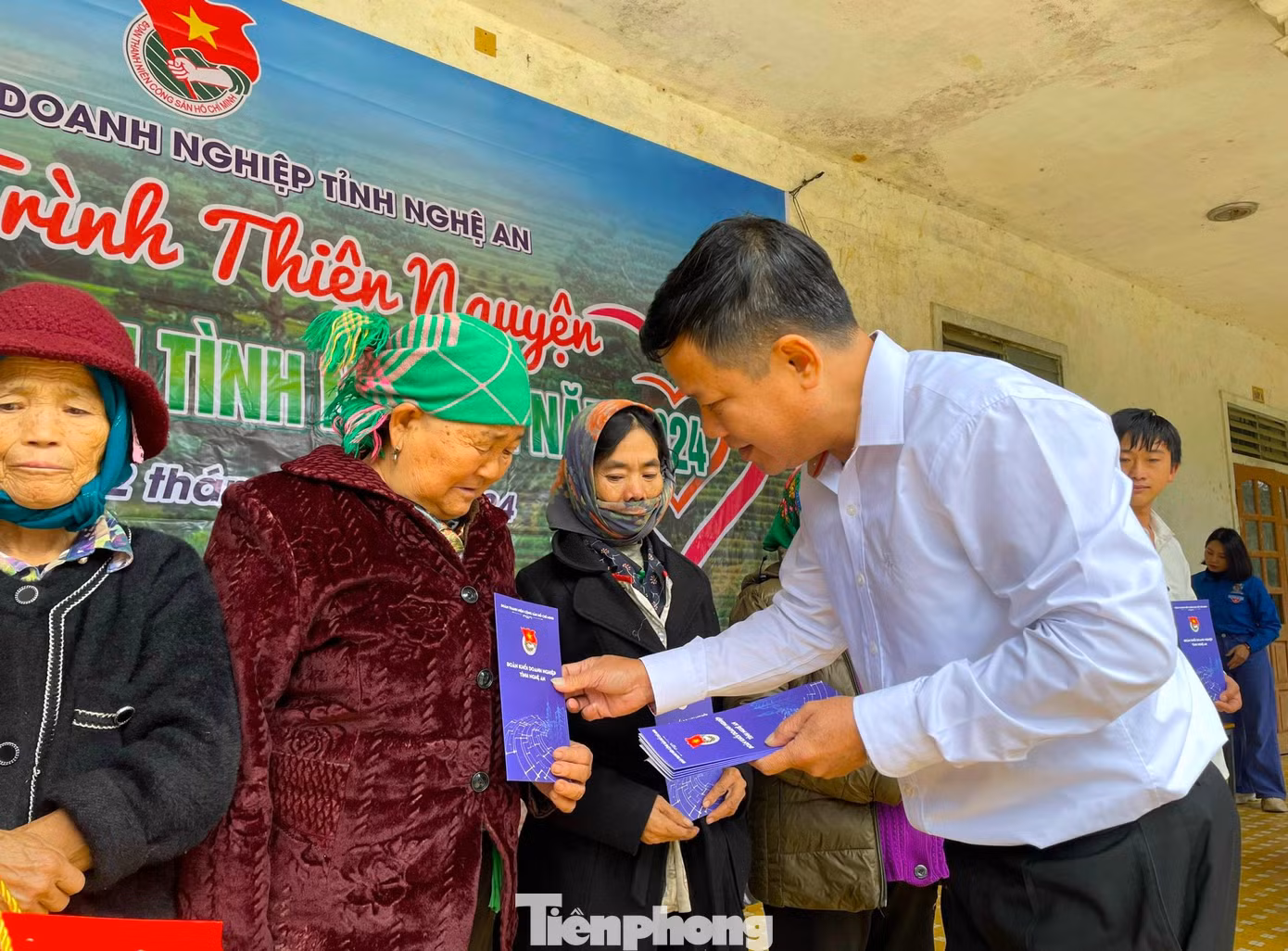 Đoàn khối Doanh nghiệp tỉnh Nghệ An trao những suất quà đến các hộ gia đình có hoàn cảnh khó khăn ở xã Huồi Tụ.