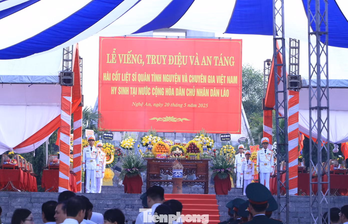Sáng 20/5, tại nghĩa trang liệt sĩ huyện Nghi Lộc, tỉnh Nghệ An đã long trọng tổ chức lễ truy điệu, an táng 76 hài cốt liệt sĩ quân tình nguyện và chuyên gia Việt Nam chiến đấu, hy sinh trên đất nước CHDCND Lào qua các cuộc kháng chiến.