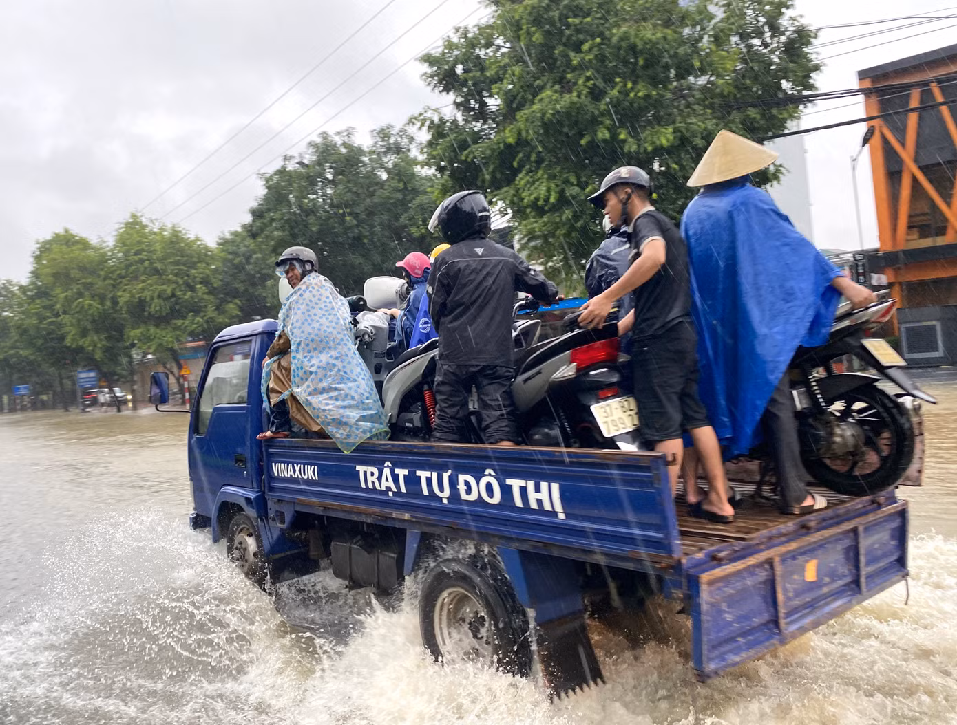 Một số xe máy may mắn được các cán bộ Trật tự đô thị thành phố Vinh "cứu trợ" đi qua đường ngập. Một số xe máy may mắn được các cán bộ Trật tự đô thị thành phố Vinh "cứu trợ" đi qua đường ngập.