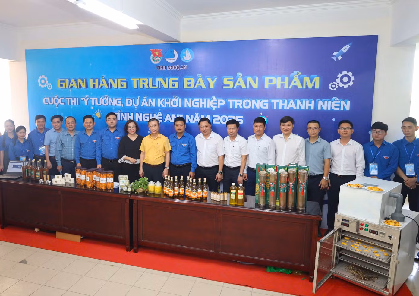 Các đại biểu chụp hình lưu niệm.