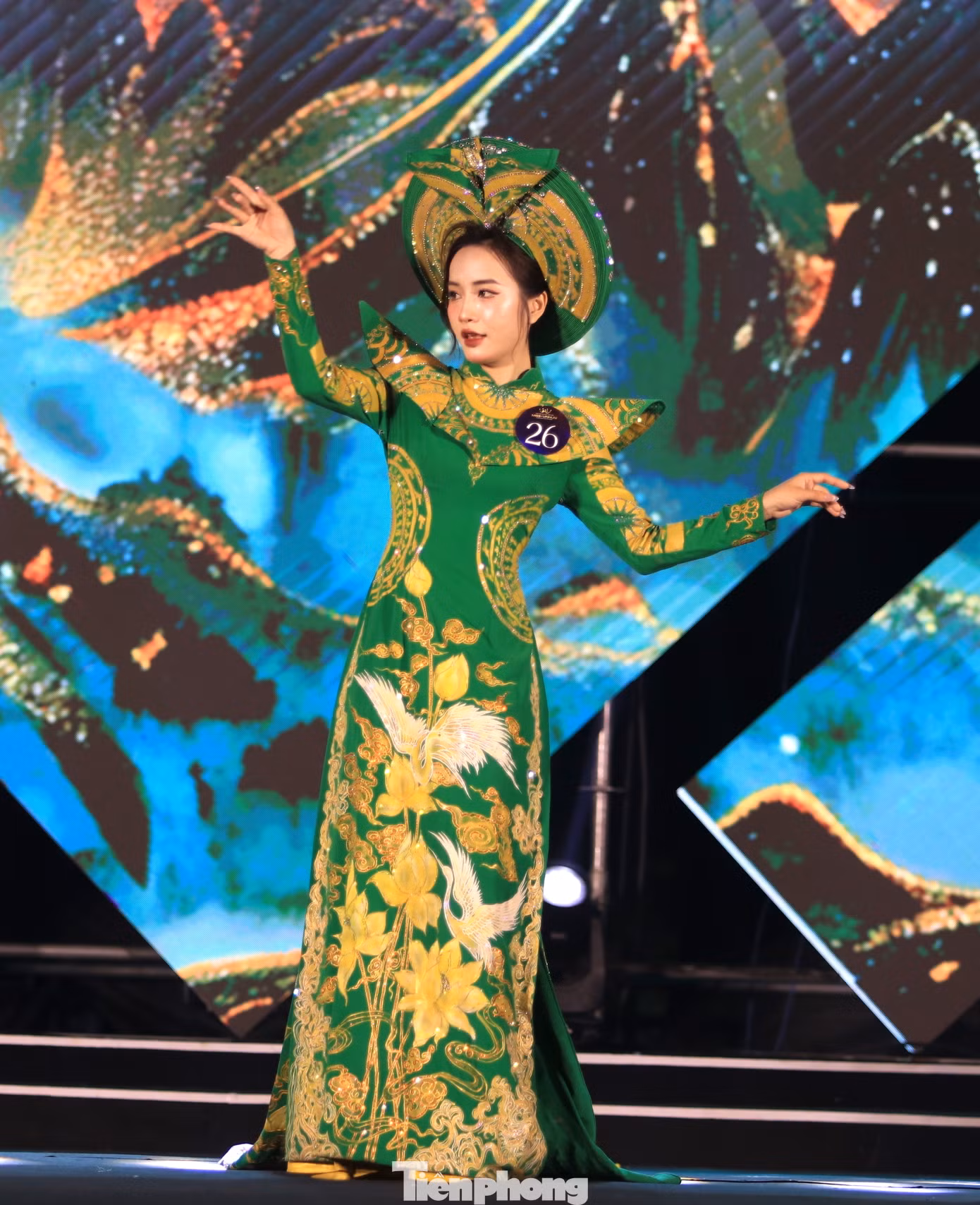Trong đêm chung kết, các thí sinh thể hiện tài năng, vẻ đẹp của mình thông qua phần thi trình diễn trang phục áo dài truyền thống và trang phục dạ hội.