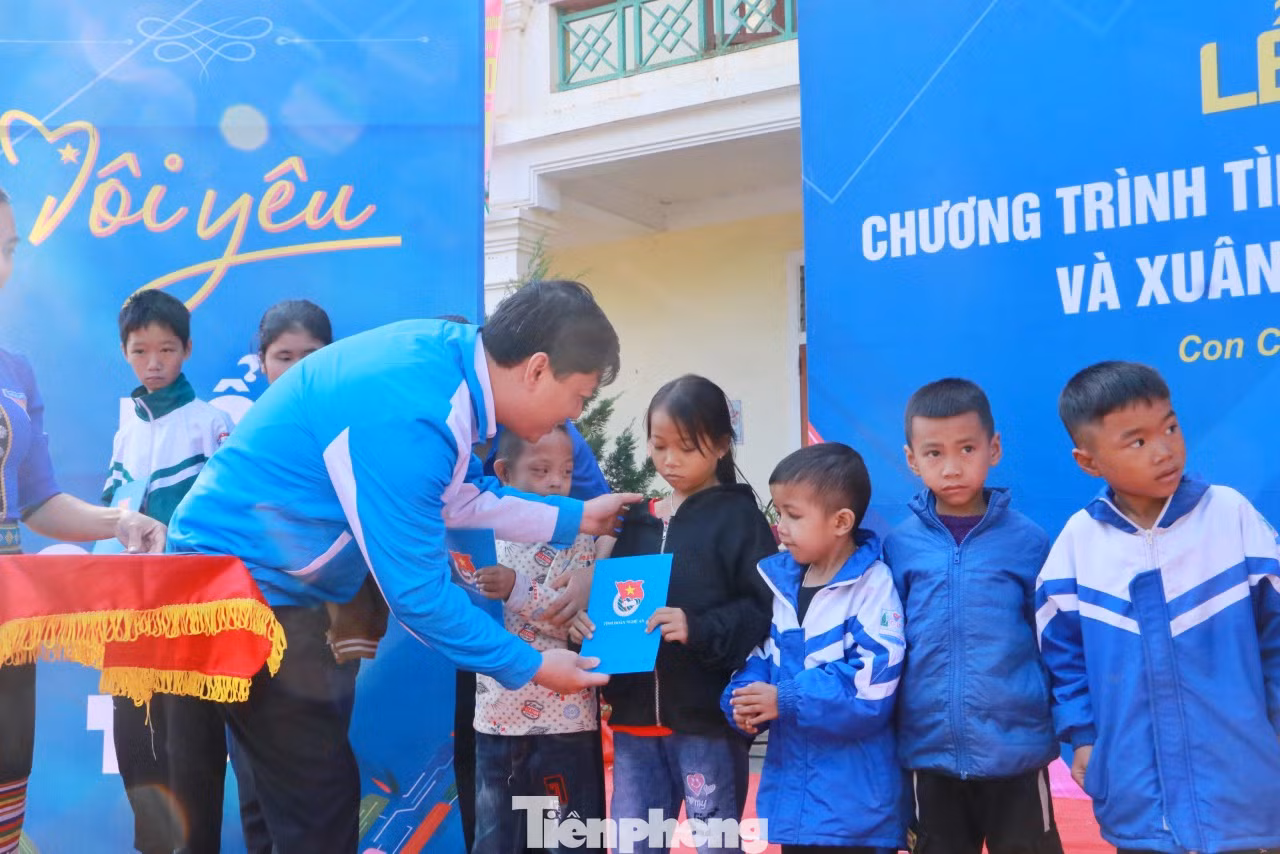 Tại Lễ ra quân, Ban Tổ chức chương trình đã tặng 32 suất quà cho các em học sinh khuyết tật vươn lên học tập tốt trên địa bàn xã Thạch Ngàn; trao 150 suất quà tại gian hàng chia sẻ yêu thương.