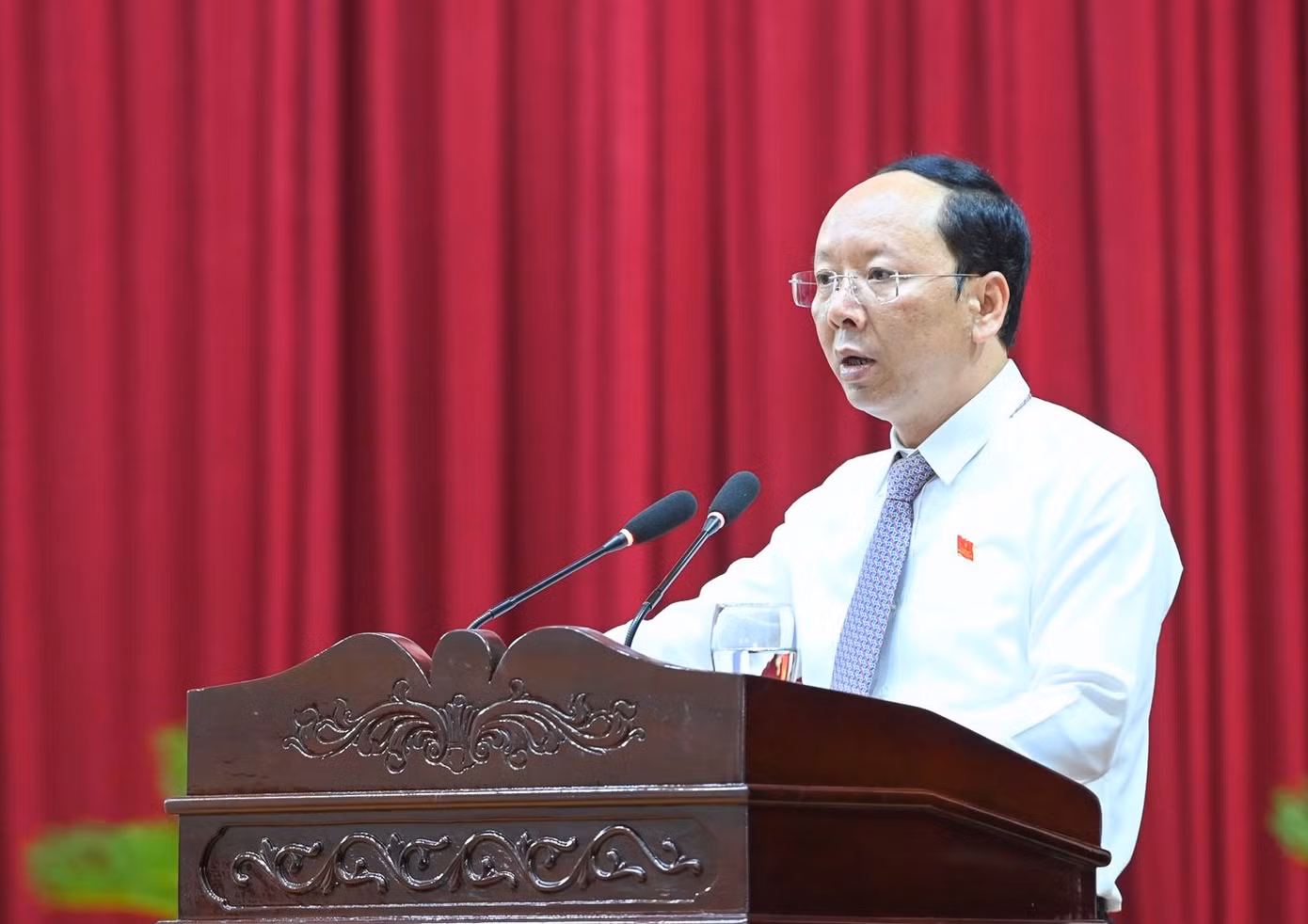 Ông Bùi Thanh An - Phó Chủ tịch UBND tỉnh Nghệ An báo cáo tóm tắt kinh tế - xã hội 6 tháng đầu năm, nhiệm vụ và giải pháp trọng tâm 6 tháng cuối năm. Ông Bùi Thanh An - Phó Chủ tịch UBND tỉnh Nghệ An báo cáo tóm tắt kinh tế - xã hội 6 tháng đầu năm, nhiệm vụ và giải pháp trọng tâm 6 tháng cuối năm.