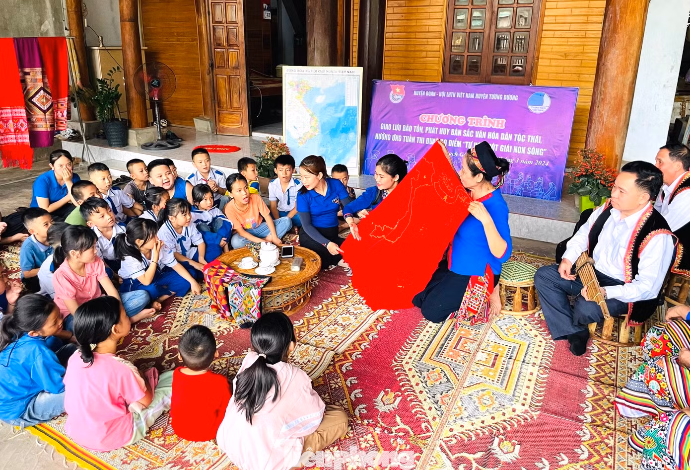 Đặc biệt, trong chương trình, các đoàn viên thanh niên thị trấn Thạch Giám, huyện Tương Dương đã tổ chức thêu bản đồ Việt Nam bằng sợi vải thổ cẩm.