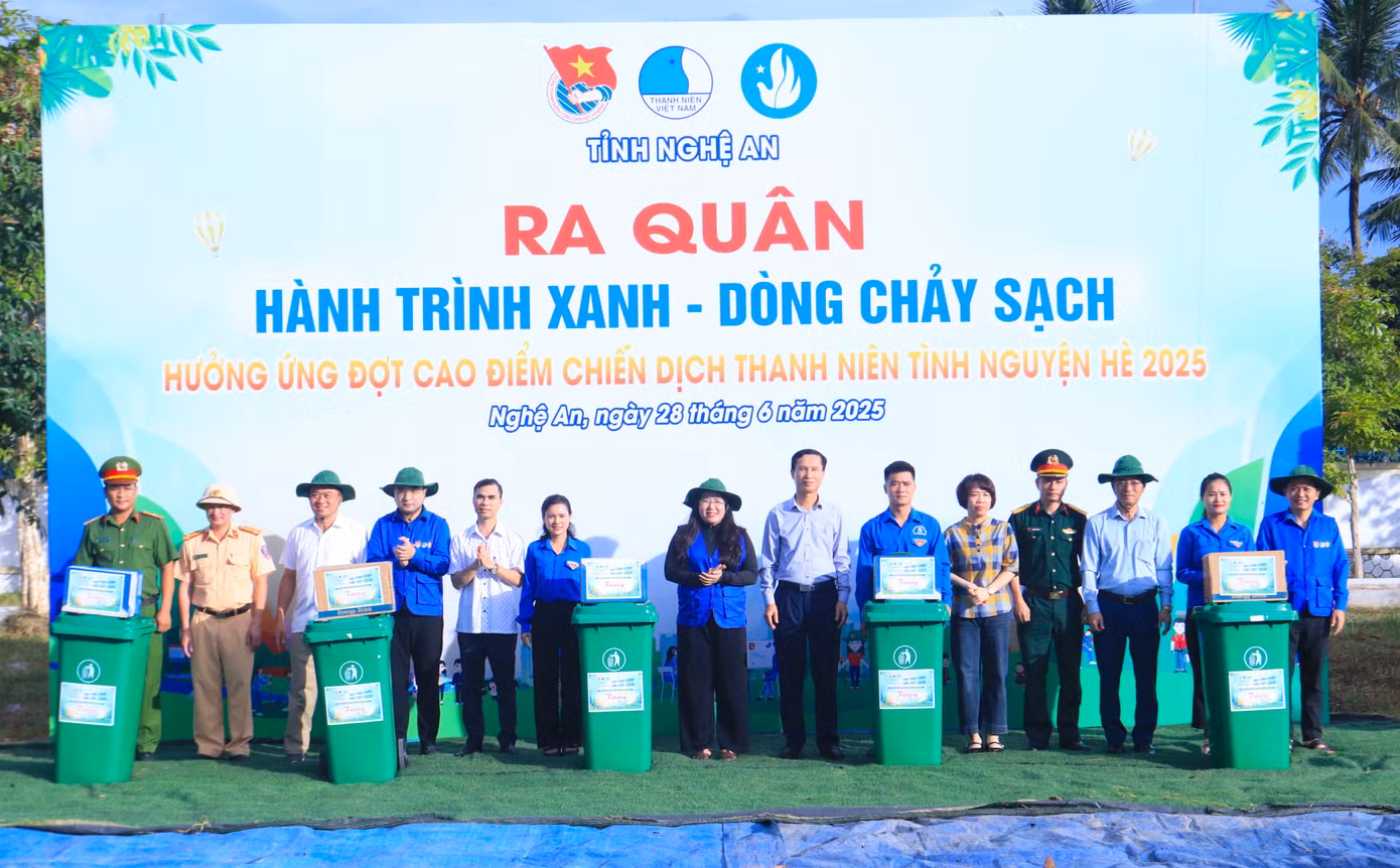 Trước khi diễn ra hoạt động, Ban tổ chức chương trình đã tặng quà cho địa phương và các lực lượng tham gia chiến dịch "Hành trình xanh - Dòng chảy sạch".