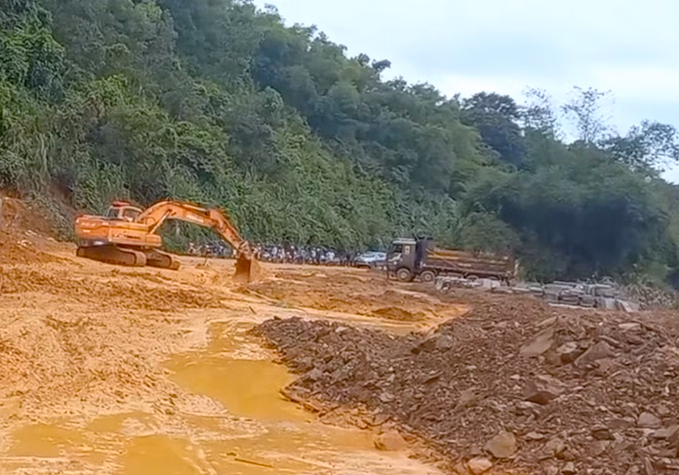 Chiều 2/10, bà Lô Thị Thủy - Chủ tịch UBND xã Lạng Khê (huyện Con Cuông, Nghệ An) cho biết, mưa lớn những ngày qua đã khiến đất đá trên núi đoạn qua khu vực Dốc Chó (xã Lạng Khê) bị sạt lở xuống vùi lấp mặt đường quốc lộ 7. Phát hiện sự việc, cơ quan quản lý đường bộ và chính quyền địa phương lập tức điều động máy múc san gạt đất đá để các phương tiện đi qua. "Khu vực Dốc Chó thường xuyên xảy ra sạt lở. Tối hôm qua mưa lớn, đất đá trên núi sạt lở xuống khiến các xe không thể đi qua. Sáng nay, cơ quan chức năng đã tiến hành san gạt giải phóng đường cho các phương tiện giao thông qua lại", bà Lô Thị Thủy - Chủ tịch UBND xã Lạng Khê nói và cho biết, hiện tuyến quốc lộ 7 qua xã đã được thông trở lại. Tuy nhiên các cơ quan chức năng vẫn tiếp tục theo dõi, túc trực để xử lý nếu đất đá tiếp tục sạt lở xuống đường. Chiều 2/10, bà Lô Thị Thủy - Chủ tịch UBND xã Lạng Khê (huyện Con Cuông, Nghệ An) cho biết, mưa lớn những ngày qua đã khiến đất đá trên núi đoạn qua khu vực Dốc Chó (xã Lạng Khê) bị sạt lở xuống vùi lấp mặt đường quốc lộ 7. Phát hiện sự việc, cơ quan quản lý đường bộ và chính quyền địa phương lập tức điều động máy múc san gạt đất đá để các phương tiện đi qua. "Khu vực Dốc Chó thường xuyên xảy ra sạt lở. Tối hôm qua mưa lớn, đất đá trên núi sạt lở xuống khiến các xe không thể đi qua. Sáng nay, cơ quan chức năng đã tiến hành san gạt giải phóng đường cho các phương tiện giao thông qua lại", bà Lô Thị Thủy - Chủ tịch UBND xã Lạng Khê nói và cho biết, hiện tuyến quốc lộ 7 qua xã đã được thông trở lại. Tuy nhiên các cơ quan chức năng vẫn tiếp tục theo dõi, túc trực để xử lý nếu đất đá tiếp tục sạt lở xuống đường.