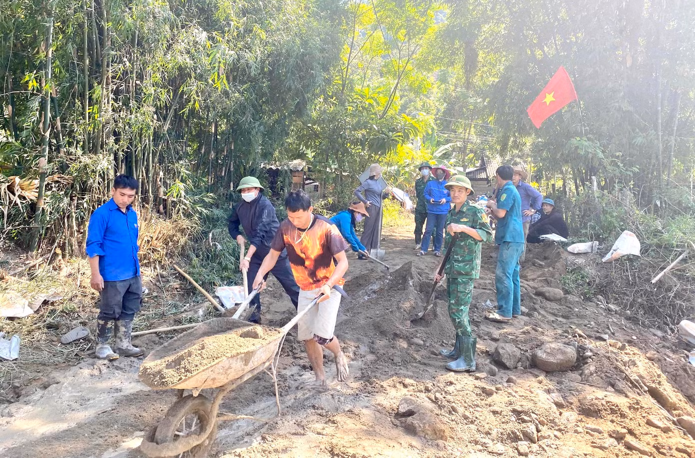 Ngoài các lực lượng chức năng, người dân trên địa bàn cũng đã đến hỗ trợ để sớm hoàn thiện cây cầu.