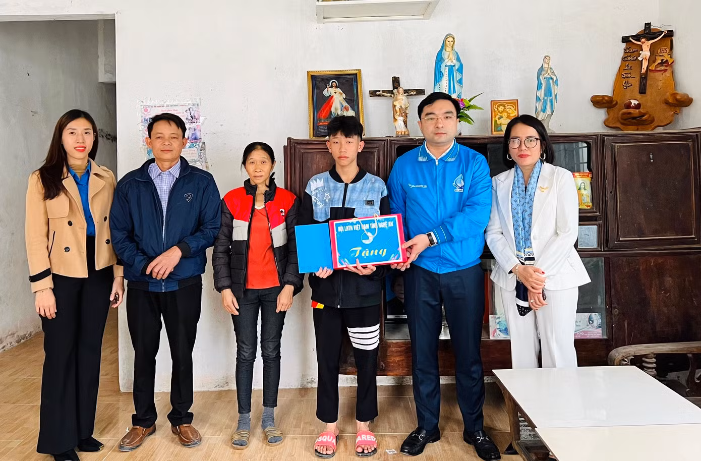 Trước đó vào chiều cùng ngày, đại diện Ban Thường vụ Tỉnh Đoàn - Ban Thư ký Hội LHTN tỉnh Nghệ An đã đến thăm, tặng quà, chúc mừng Giáo xứ Vạn Thủy và thanh niên tôn giáo tiêu biểu trên địa bàn huyện Quỳnh Lưu.