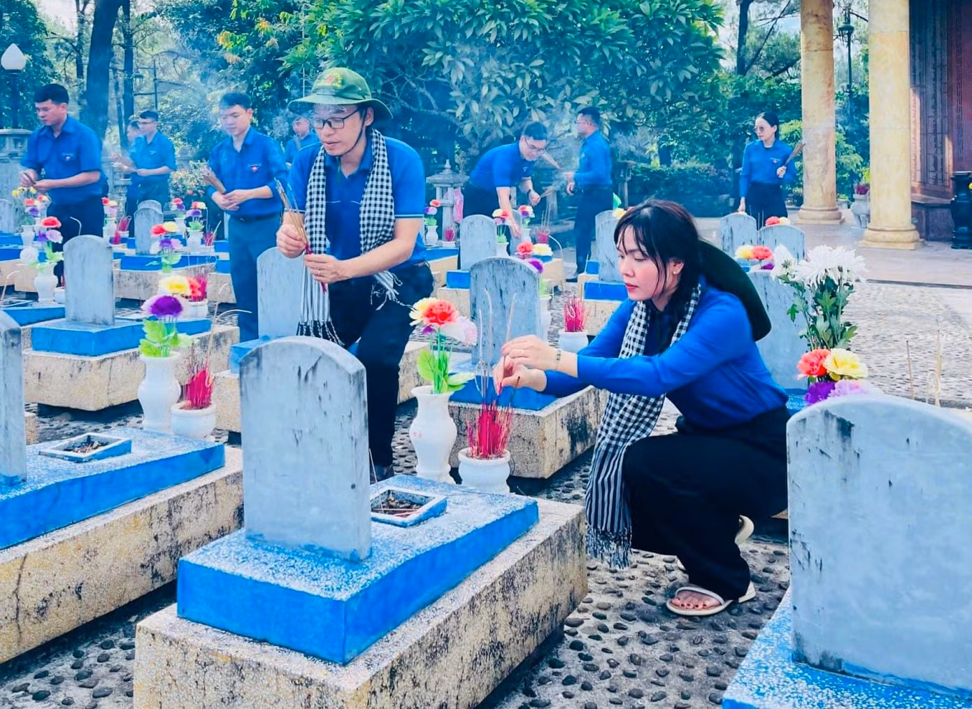 Ban Thường vụ Huyện Đoàn Đô Lương tổ chức dâng hương, dâng hoa tri ân các anh hùng liệt sĩ tại nghĩa trang liệt sĩ Quốc gia Trường Sơn, nghĩa trang liệt sĩ Quốc gia Đường 9 tại tỉnh Quảng Trị.
