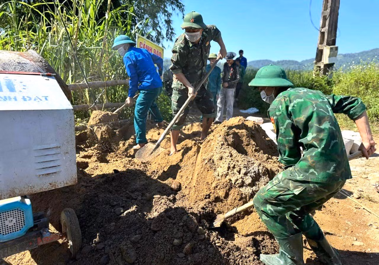 Thời tiết nắng nóng nhưng ai cũng hăng hái để sớm hoàn thành cây cầu.
