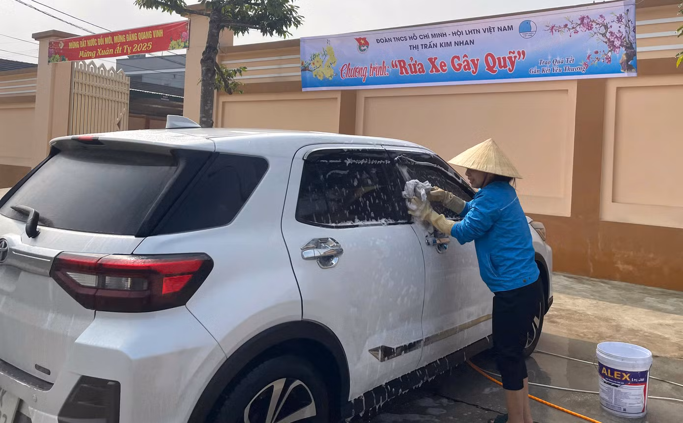 Biết các đoàn viên rửa xe gây quỹ từ thiện, nhiều người cũng đưa ô tô đến để rửa ủng hộ vào quỹ.