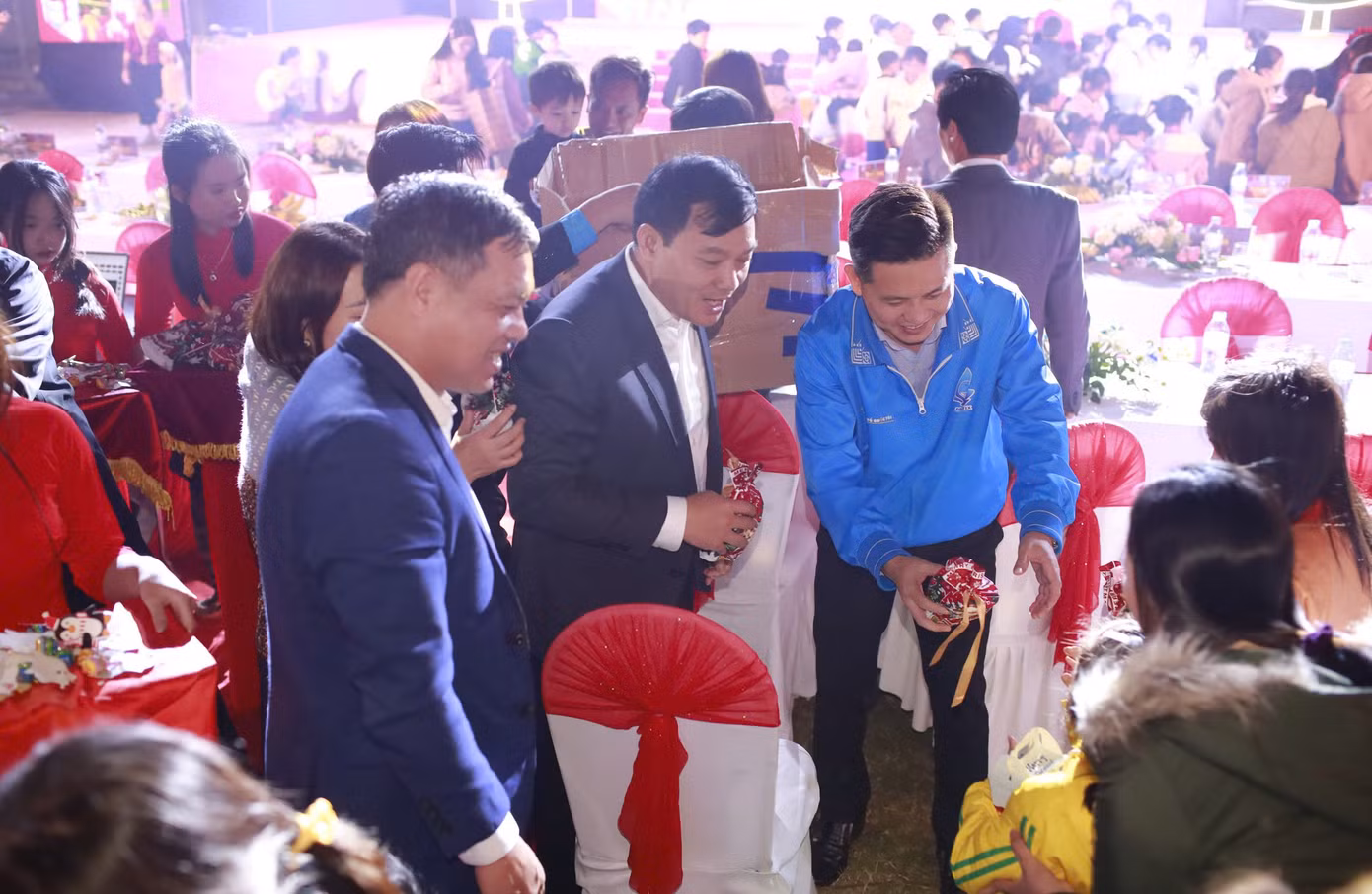Các đại biểu phát quà cho các em thiếu nhi.