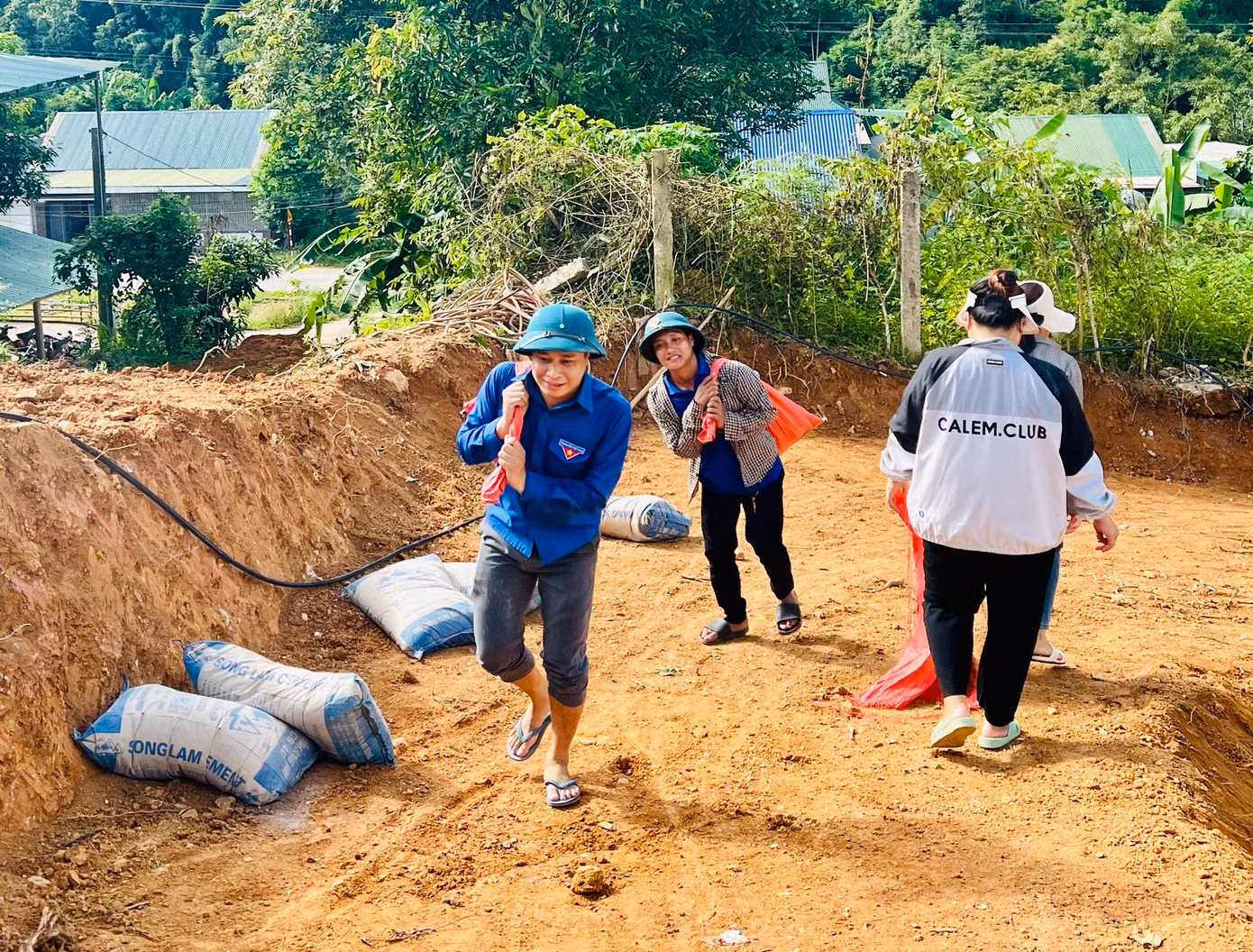 "Con đường dài gần 50m nhưng được hạ từ khu vực đồi núi nên vẫn còn dốc cao khó đi. Các phương tiện không thể đi lại nên đoàn viên thanh niên phải cõng từng bì vật liệu cát, đá, sỏi, xi-măng lên để đổ bê tông làm đường. Nắng nóng nhưng ai cũng cố gắng làm để các giáo viên, các em học sinh sớm có đường mới đến trường học", anh Lê Văn Hoàn - Bí thư Đoàn xã Nhôn Mai chia sẻ.