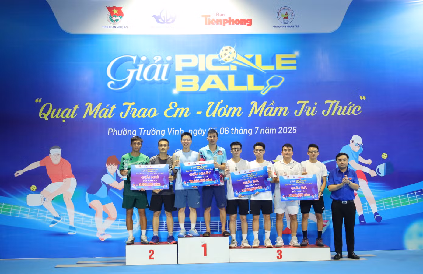 Ban tổ chức trao giải cho các đội thi ở trình 4.4.