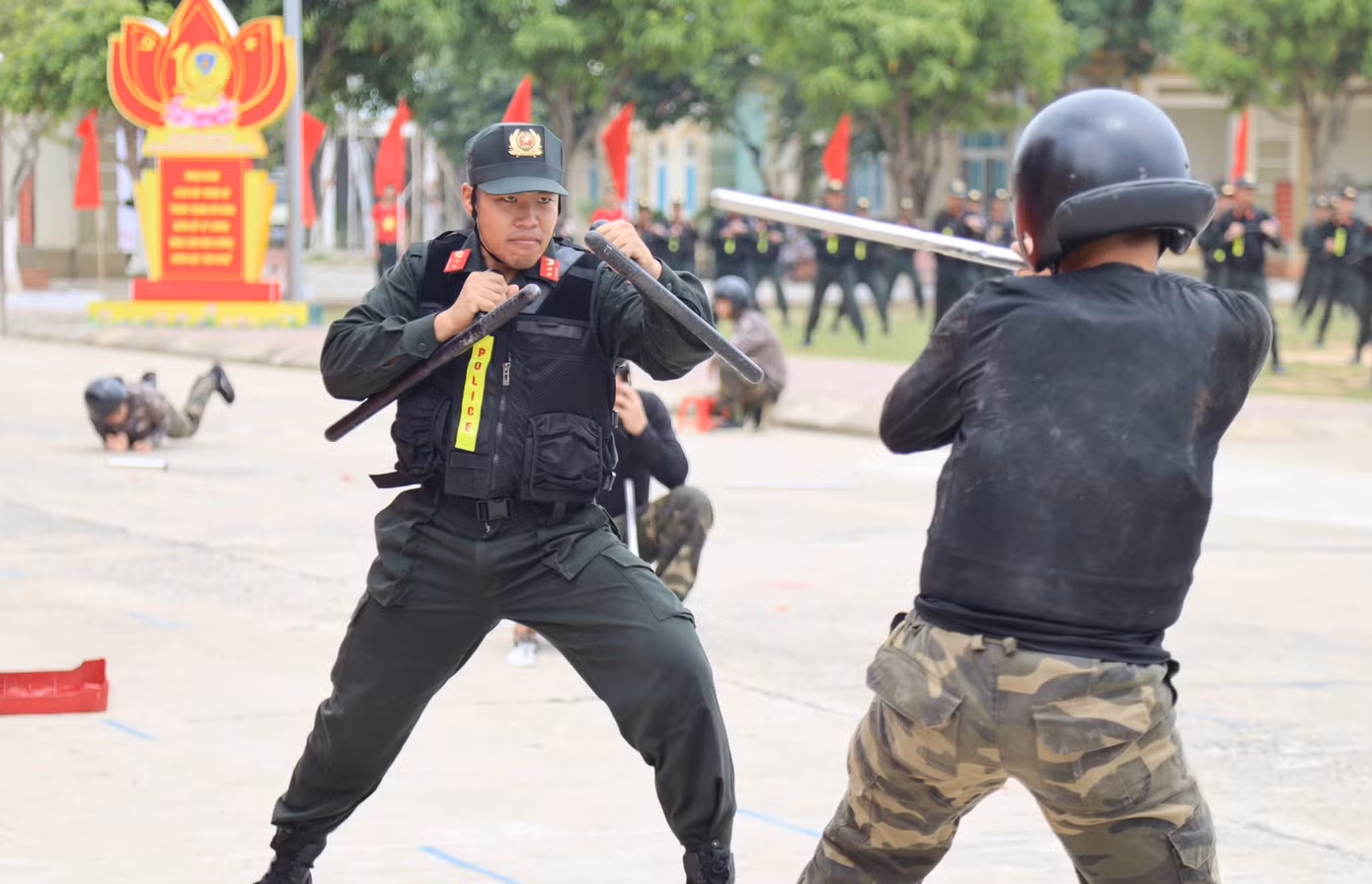 Biểu diễn võ thuật qua các tình huống giả định.