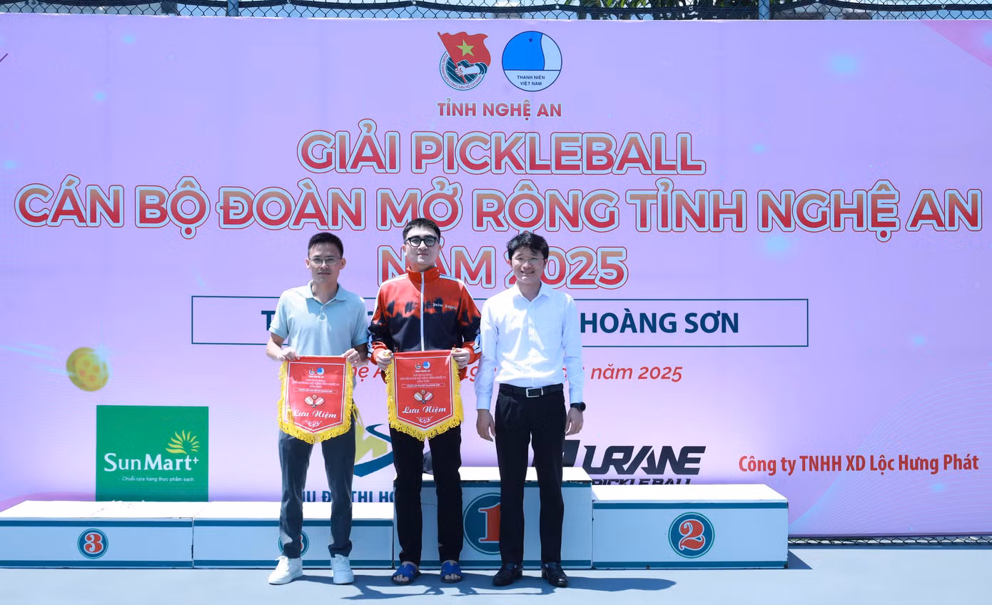Tham dự giải đấu có hơn 200 vận động viên là cán bộ đoàn trên địa bàn tỉnh Nghệ An. Các vận động viên tranh tài ở các nội dung: Đôi nam cán bộ đoàn, đôi nữ cán bộ, đôi nam khách mời, đôi nữ khách mời. Tham dự giải đấu có hơn 200 vận động viên là cán bộ đoàn trên địa bàn tỉnh Nghệ An. Các vận động viên tranh tài ở các nội dung: Đôi nam cán bộ đoàn, đôi nữ cán bộ, đôi nam khách mời, đôi nữ khách mời.