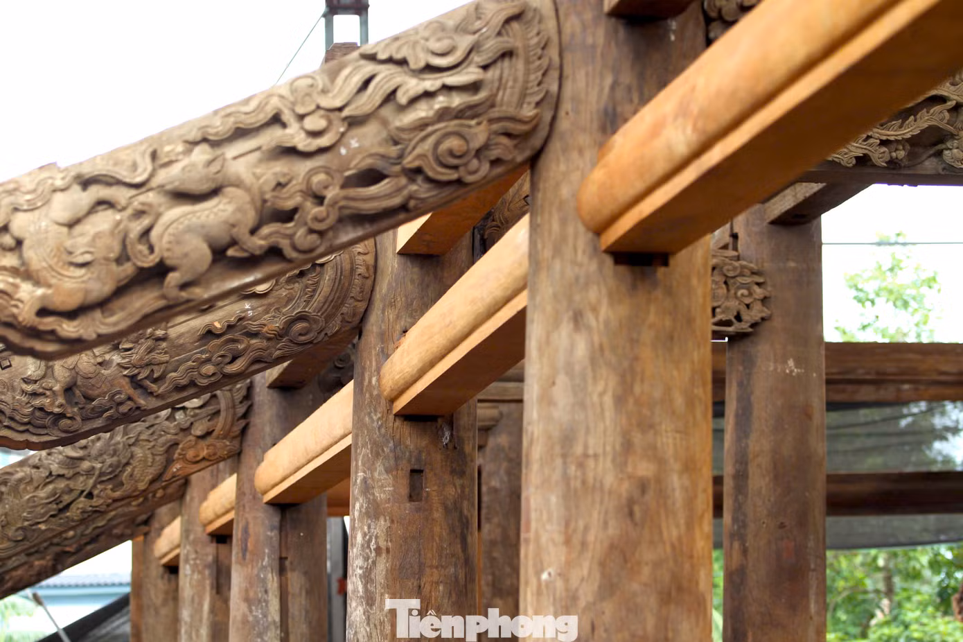 Ông Nguyễn Văn Quang (54 tuổi, trú xã Nam Lộc, huyện Nam Đàn, Nghệ An) có hơn 25 năm theo nghề mộc chia sẻ những chi tiết gỗ trong đình được chạm trổ rất tinh xảo. Quá trình tu sửa, ông và những người thợ phải cẩn thận, nhẹ nhàng để không làm ảnh hưởng đến những "bức họa" điêu khắc trên gỗ.