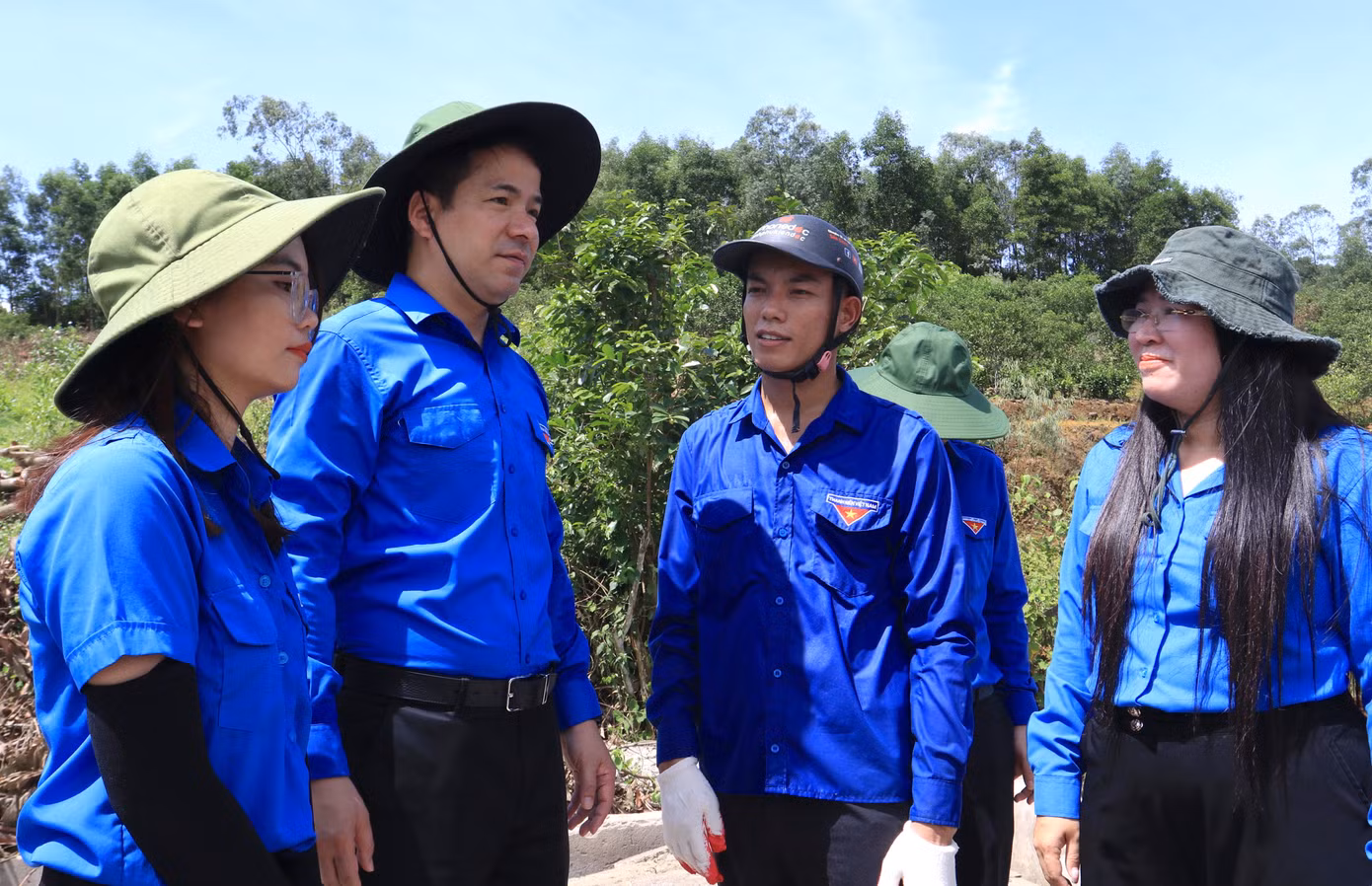 Bí thư T.Ư Đoàn Ngô Văn Cương đến thăm hỏi, động viên các đoàn viên thanh niên và mong muốn đội hình tình nguyện tiếp tục phát huy tinh thần “vượt nắng thắng mưa” hỗ trợ lực lượng thi công. Bí thư T.Ư Đoàn Ngô Văn Cương đến thăm hỏi, động viên các đoàn viên thanh niên và mong muốn đội hình tình nguyện tiếp tục phát huy tinh thần “vượt nắng thắng mưa” hỗ trợ lực lượng thi công.