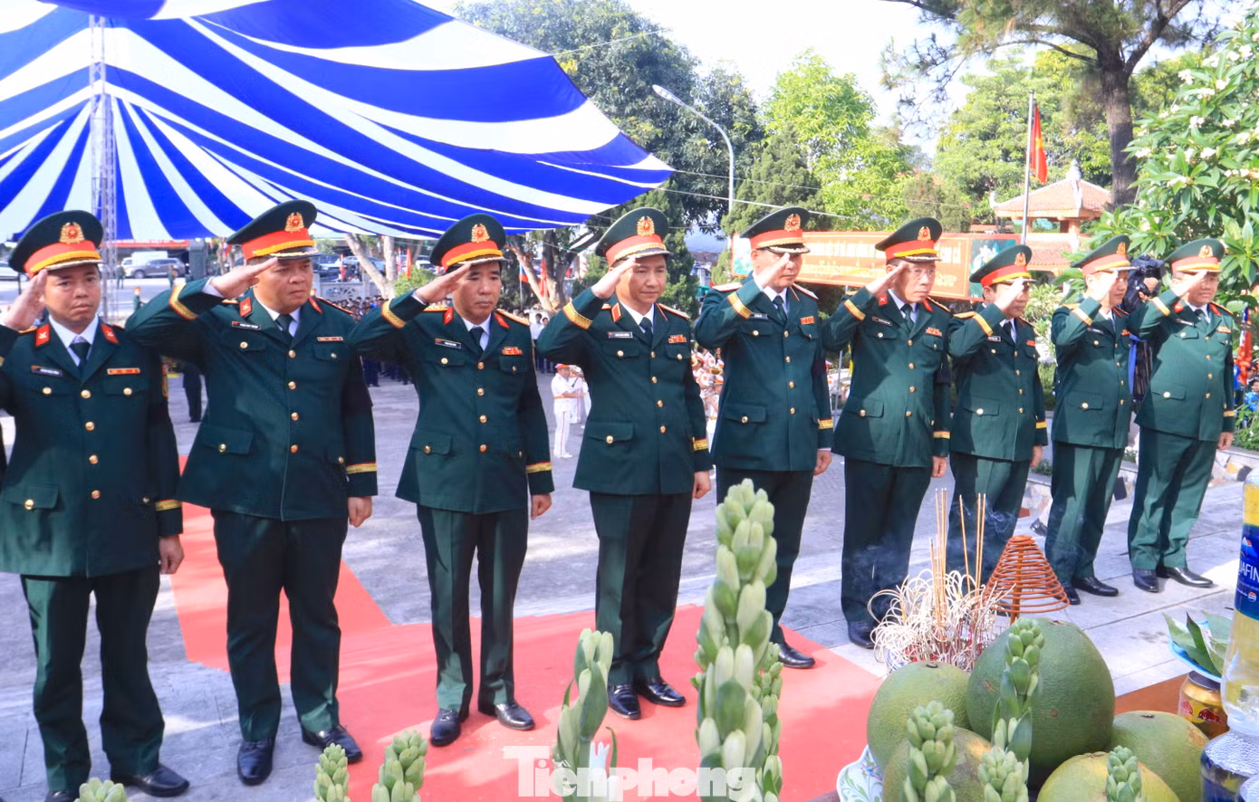 Đoàn đại biểu Quân khu 4 thắp hương viếng các liệt sĩ tại buổi lễ.