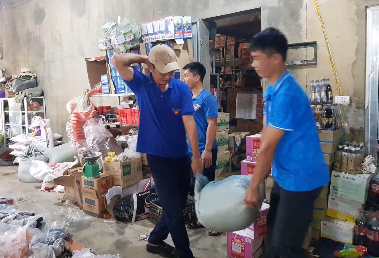 Cụ thể, 2 ngày qua các đơn vị, đội hình tình nguyện đã thực hiện nhiều nhiệm vụ thiết thực như: hỗ trợ người dân thu hoạch lúa; chằng chống nhà cửa, chuồng trại, di dời dân cư, hàng hóa sang các địa điểm an toàn; lập các chốt chặn, biển cảnh báo nguy hiểm sớm tại nơi có nước sâu, lốc xoáy, khu vực có nguy cơ cao xảy ra lũ quét ngập úng; Chủ động tuyên truyền, cảnh báo cơn bão số 3 trên các kênh website, mạng xã hội, zalo của Đoàn, Hội... tập trung đẩy mạnh công tác tuyên truyền sâu rộng bằng nhiều hình thức về các quy định và kỹ năng phòng, chống thiên tai, cảnh báo tác động và các kịch bản ứng phó cho người dân và thanh thiếu nhi. Cụ thể, 2 ngày qua các đơn vị, đội hình tình nguyện đã thực hiện nhiều nhiệm vụ thiết thực như: hỗ trợ người dân thu hoạch lúa; chằng chống nhà cửa, chuồng trại, di dời dân cư, hàng hóa sang các địa điểm an toàn; lập các chốt chặn, biển cảnh báo nguy hiểm sớm tại nơi có nước sâu, lốc xoáy, khu vực có nguy cơ cao xảy ra lũ quét ngập úng; Chủ động tuyên truyền, cảnh báo cơn bão số 3 trên các kênh website, mạng xã hội, zalo của Đoàn, Hội... tập trung đẩy mạnh công tác tuyên truyền sâu rộng bằng nhiều hình thức về các quy định và kỹ năng phòng, chống thiên tai, cảnh báo tác động và các kịch bản ứng phó cho người dân và thanh thiếu nhi.