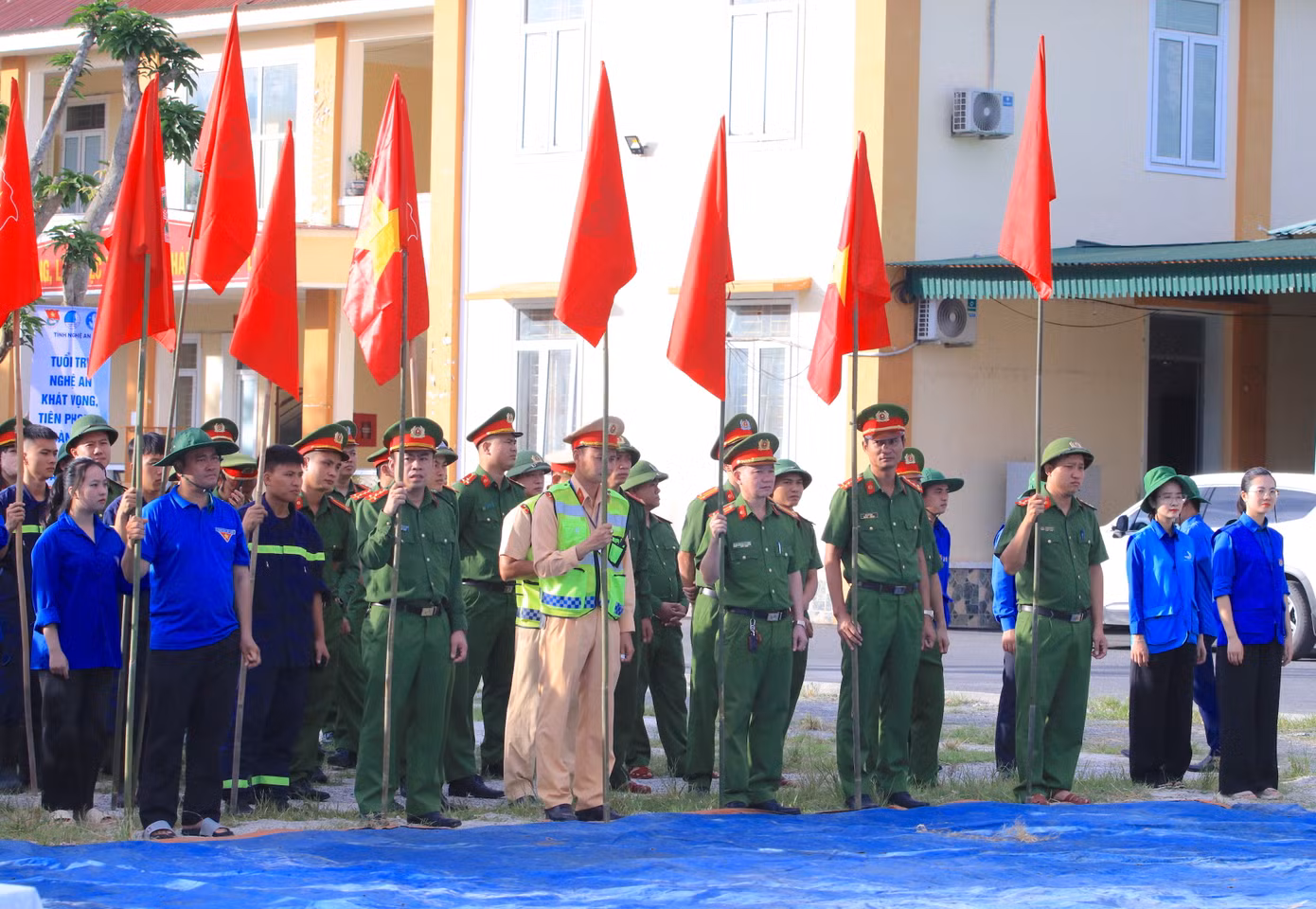 Chương trình có sự tham gia của hơn 200 đoàn viên thanh niên đến từ cơ quan Tỉnh Đoàn Nghệ An; Công an tỉnh; đoàn viên thanh niên các xã trên địa bàn huyện Con Cuông; lực lượng dân quân tự vệ cùng đông đảo nhân dân địa phương.