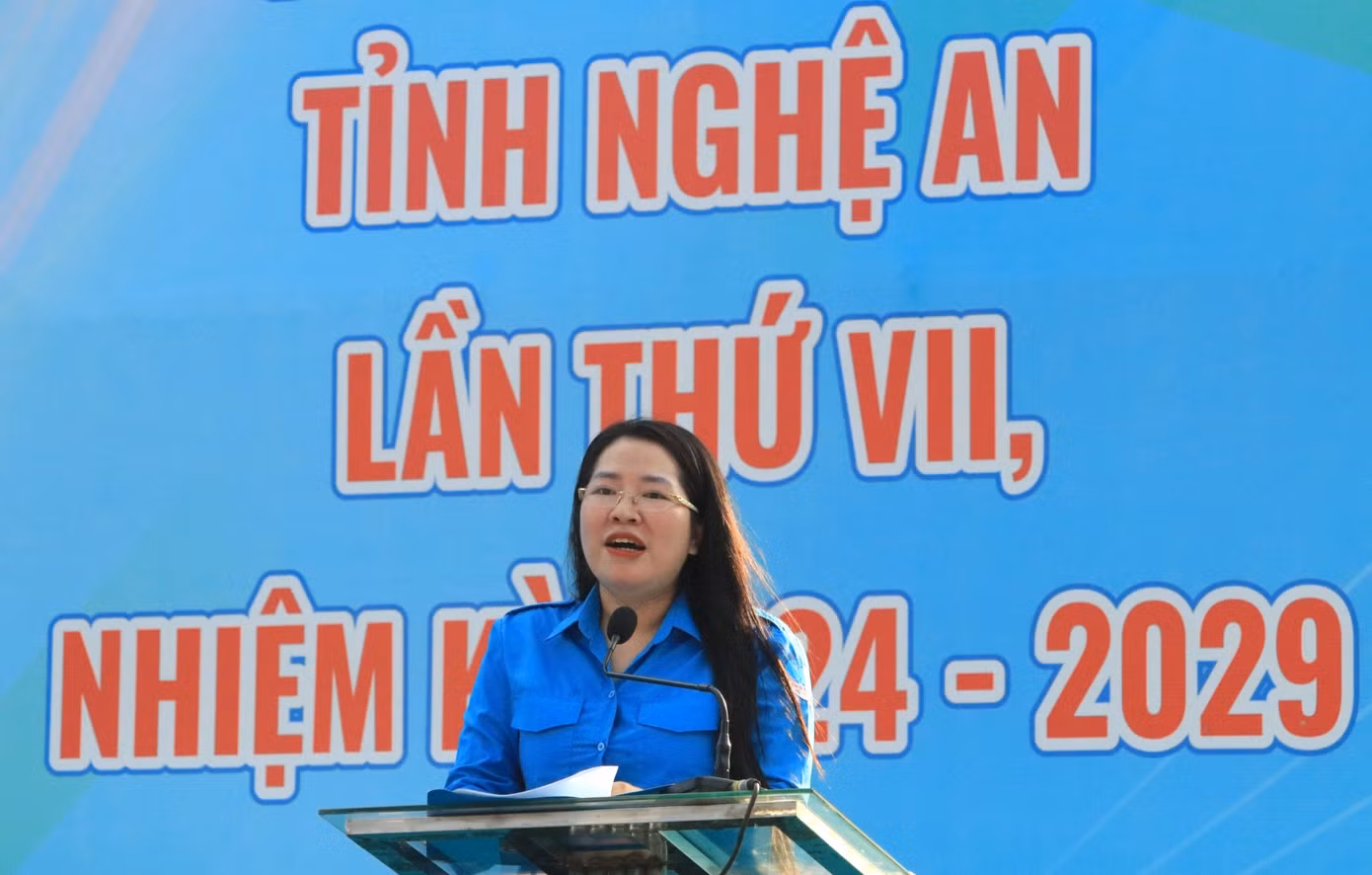 Phát biểu tại Ngày hội, chị Nguyễn Thị Phương Thúy - Phó Bí thư Thường trực Tỉnh Đoàn Nghệ An nhấn mạnh, thanh niên công nhân, lao động trẻ ngày càng khẳng định được khả năng, năng lực và trách nhiệm trong hoạt động sản xuất, kinh doanh của doanh nghiệp, góp phần trực tiếp vào sự phát triển kinh tế, xã hội của tỉnh. Bên cạnh đó, chị Nguyễn Thị Phương Thúy mong muốn thanh niên công nhân luôn tự ý thức nâng cao bản lĩnh chính trị, trình độ học vấn, chuyên môn, kỹ năng nghề nghiệp; tiếp tục phát huy tinh thần xung kích, sáng tạo của tuổi trẻ đề xuất các ý tưởng, phát huy sáng kiến, cải tiến kỹ thuật; luôn nêu cao Tinh thần vượt khó, dám nghĩ, dám làm, đổi mới, sáng tạo và tích cực tham gia các phong trào Đoàn – Hội tại địa phương, đơn vị. Phát biểu tại Ngày hội, chị Nguyễn Thị Phương Thúy - Phó Bí thư Thường trực Tỉnh Đoàn Nghệ An nhấn mạnh, thanh niên công nhân, lao động trẻ ngày càng khẳng định được khả năng, năng lực và trách nhiệm trong hoạt động sản xuất, kinh doanh của doanh nghiệp, góp phần trực tiếp vào sự phát triển kinh tế, xã hội của tỉnh. Bên cạnh đó, chị Nguyễn Thị Phương Thúy mong muốn thanh niên công nhân luôn tự ý thức nâng cao bản lĩnh chính trị, trình độ học vấn, chuyên môn, kỹ năng nghề nghiệp; tiếp tục phát huy tinh thần xung kích, sáng tạo của tuổi trẻ đề xuất các ý tưởng, phát huy sáng kiến, cải tiến kỹ thuật; luôn nêu cao Tinh thần vượt khó, dám nghĩ, dám làm, đổi mới, sáng tạo và tích cực tham gia các phong trào Đoàn – Hội tại địa phương, đơn vị.