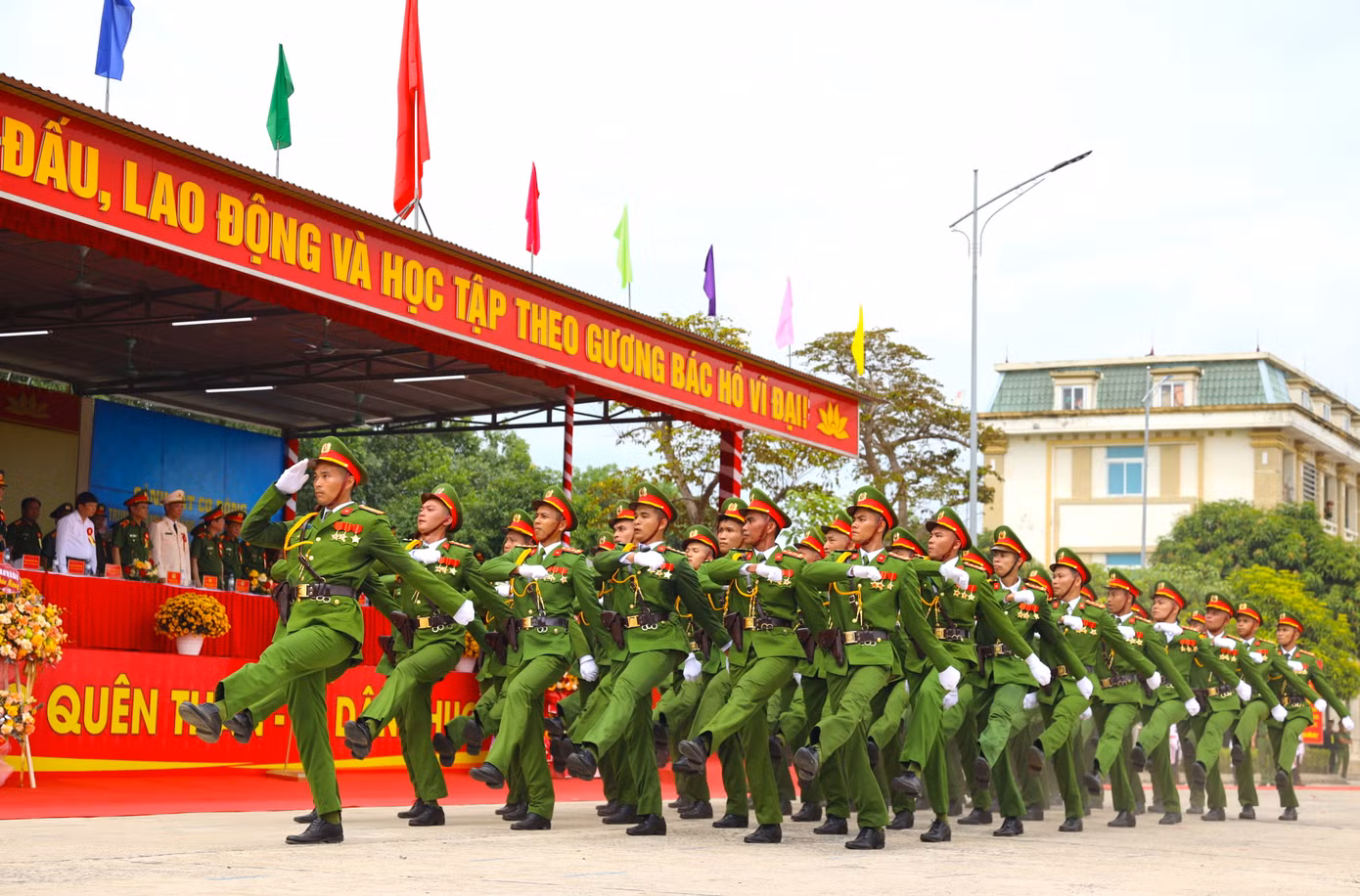 Thực hiện nghi thức duyệt binh lực lượng.